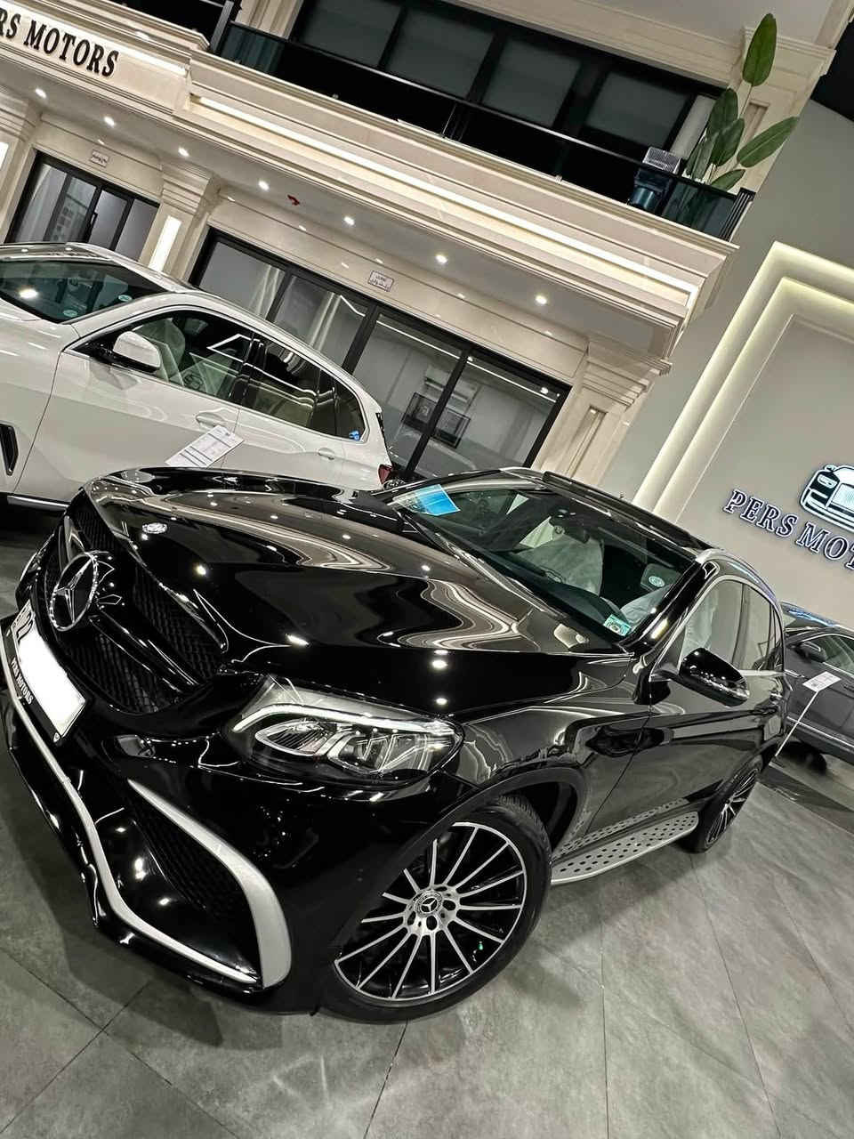 تحيه للأعضاء الكروب 
للبيع 
Mercedes-Benz 
Glc-300 AMG
2017
اللون اسود ملكي ♠️        كلين تايتل 
وارد الماني ضمان دولي

المواصفات فول فول للاخير
‎رادارات اماميه وجانبيه 
نقاط عمياء
كشنات جلد وكهربائي وتدفئة 
تحكمات استيرن+شيفتات
استيرن كهربائي
مقاعد خزن  ميموري
سقف بانوراما
ماوس تحكم نظام الترفيه 
لايتات ليد نهاري امامي وخلفي 
وبقيه المواصفات المعروفه 
بي ٢-٣ مكان شوية pdr نص شبر
للتفاصيل اكثر 
***********    كورك ، واتساب، فايبر

مكان السياره اربيل معرض پیرس موتورس 🇩🇪
