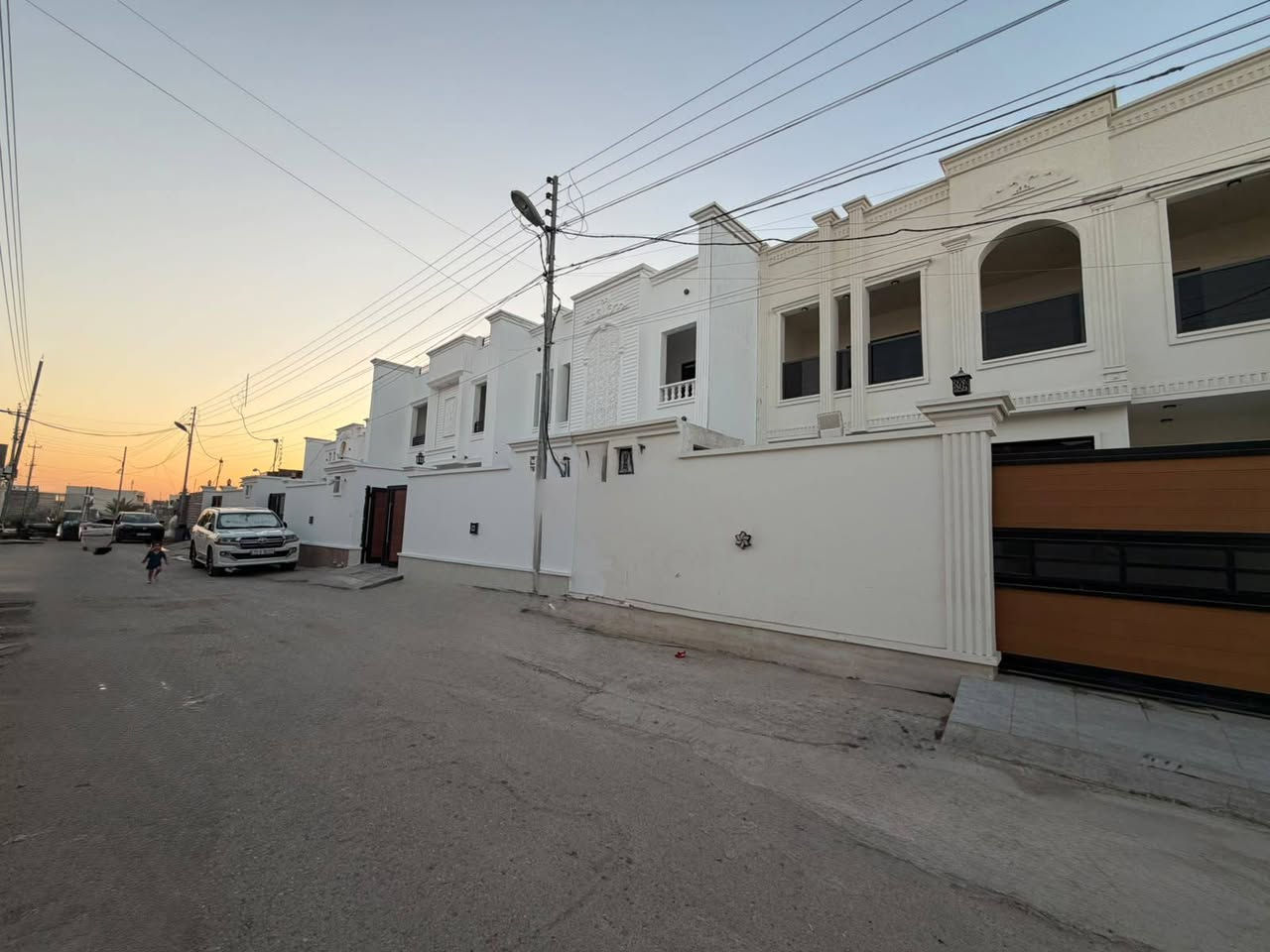 🏡 فرصة مميزة لاقتناء بيت راقٍ في موقع مميز – الرمادي شارع 40
إذا تبحث عن بيت جديد، راقٍ، وبموقع مميز يجمع بين فخامة البناء وحسن الموقع، فهذا العقار يستحق المشاهدة 👌

📍 الموقع: شارع 40 – قرب أثاث القند
📐 المساحة: 250 م²
🏠 الحالة: زيرو – غير مسكون نهائياً
🧱 نوع البناء: حجر درجة أولى
✨ البناء: مميز وراقي، مناسب لمن يبحث عن السكن والاستقرار بمستوى يليق به.

🔥 بيت جديد بانتظار أول ساكن…
موقع ممتاز، مساحة جيدة، وبناء من الحجر درجة أولى، ليكون خياراً مميزاً للسكن العائلي الراقي.

💰 السعر: 185 مليون دينار
🤝 قابل للتفاوض للجادين

📞 للاستفسار 
التواصل معنا - ***********
