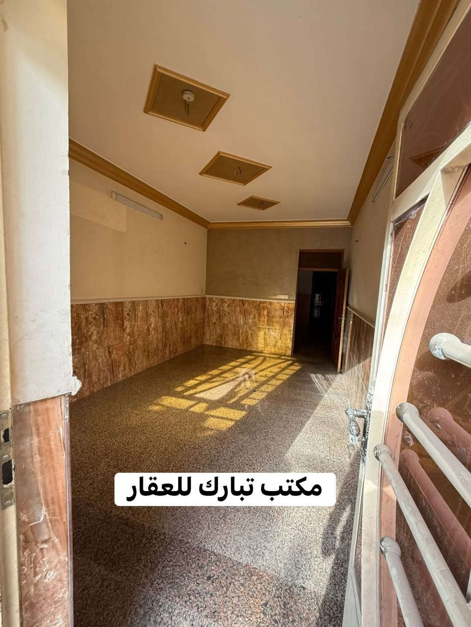 الدار للبيع 🏠مكتب تبارك للعقار 🏠
المساحة 75 م ثلاث طوابق 🫰اربع غرف نوم ❤️السعر ب208  مليون وبي مجال 
العنوان الشعب شارع الاسواق المركزية الضباط❤️
يحتوي الطابق الارضي على كراج صغير  واستقبال ومطبخ حار وبارد ومنور وخدمات وغرفة نوم 
ويحتوي الطابق الثاني على غرفتين نوم وخدمات ومكان غسالة 
ويحتوي الطابق الثالث على غرفة نوم وبيتونة وسطح
للاستفسار اكثر يرجى الاتصال على الرقم التالي (متواجد هذا الرقم على الواتس اب والفايبر والماسنجر *********** )
او الاتصال على الرقم الاخر 
***********
او زيارة مكتب تبارك للعقار والمقاولات الكائن في شارع الاسواق المركزية قرب مطعم ميامي
