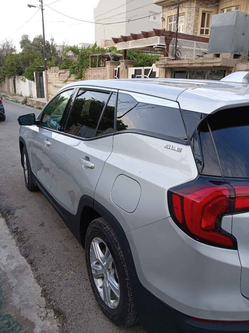 المواصفات ...
Gmc تيران موديل ١٨

سيارة باسمي وبيها كوبون باتزين
رقم نينوى. 
✔️المحرك ا تيربو السياره طياره 
✔️الكير ٩ نمر اقتصادي 
✔️بصمه تشغيل وخمس بصمات باب 

✔️شاشه بالدشبول
✔️وكامره دواره خلفية 

✔️فول تحكمات ستيرن امامي وخلفي مع كروز سرعه
✔️كشافات جانبيه نقط عمياء 
✔️نضام تزحلق ونضام نزول المرتفعات
✔️نضام السير في الطرق الثلجيه  
✔️التبريد ثلاجه  تحكم يسار ويمن اختياري

✔️الكير دكم والسايد بريك كهربائي اوتماتيك مع الكير
وبيها هواي بعد مواصفات واوبشنات حلوه.
ضرر قطعين صندوق امريكا بدون اي دواخل..
ويمي باب يمين الخلفي..
رصعات بسيطه.
.. السعر 160 بي مجال 
***********
