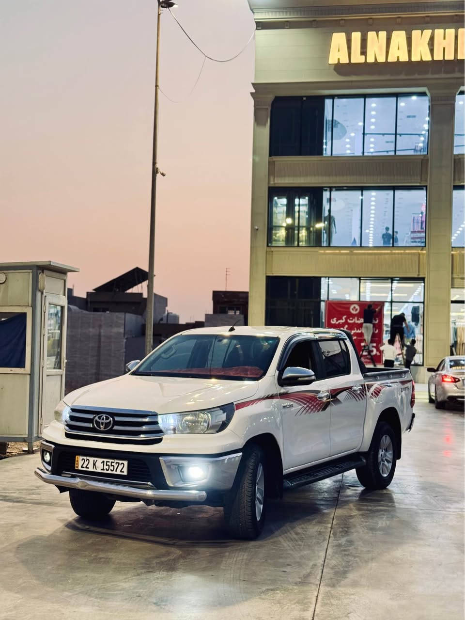 TOYOTA-HILUX-2016
گێڕ عادی و گێڕ و مەکینە بەشەرت سەیارەکە  
دوو بست بۆنیتی بۆیاغە جەمپێکی دواوەی هەیە لایەکی بۆدیەکەی بۆیاغە لایەکەی تری تەحدیلە بەقەد ژێر پیاڵەیەک دەرگای سەکنی بۆیاغی تیایە سەیەرەیەکی جوان و خاوێن و بێ کێشەیە 
*********** أربيل, العراق
