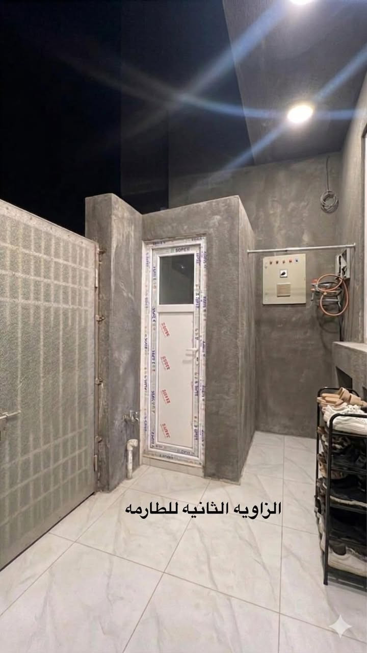 🏠 بيت حديث للبيع في كربلاء - طابقين بمساحة 100 متر ✨
📍 الموقع: كربلاء المقدسة - طريق الحر - حي الزيتون (قرب مدينة ألعاب نوارس كربلاء). المنطقة سكنية، مرتبة جداً، ويمتاز البيت بموقع مميز  من الخدمات.
📐 المواصفات العامة للبيت:
 المساحة الكلية: 100 متر.
 سنة البناء: بناء حديث عام 2025.
 عدد الطوابق: طابقين.
 الشارع: يقع البيت على شارع مبلط وعريض (بعرض 8 متر
سند 25 
⚡ الخدمات المتوفرة:
 [ماء، كهرباء وطنية متوفرة، مجاري، إنترنت] - المنطقة مخدومة بالكامل وقريبة من الأسواق والمدارس.
📜  سند بستنة.
📞 للتواصل والاستفسار والمعاينة:
 آسيا سيل.***********
 أو المراسلة مباشرة عبر الخاص.).
السعر 235 مليون
