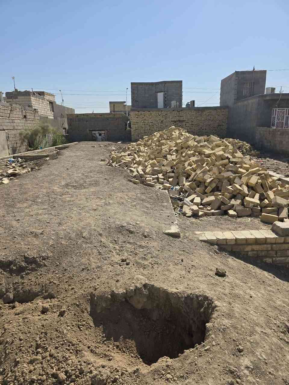 السلام عليكم بتلو للبيع رباط كونكريت مدفون وجاهز متوفر 5دبلات طابوق مساحه 600م بظهر شارع 30 تبعد عن شارع المشايه 100م 
رقم المبايل ***********
