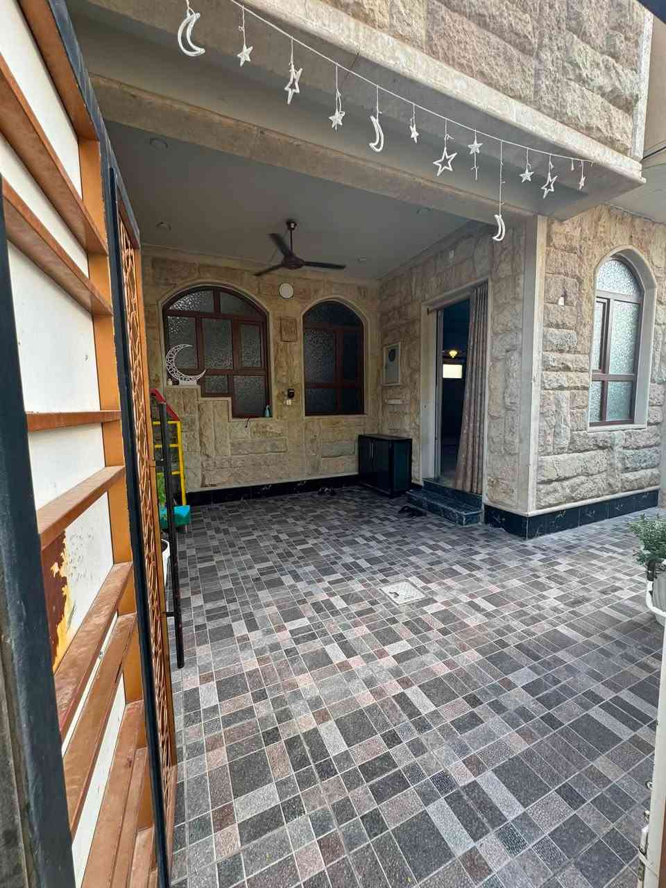 للبيع للبيع للبيع

دار سكني في حي موصل الجديدة فرع جامع الاغوات موقع جداً حلو ومميز
المساحة 220 متر
 واجهة 17 متر
عمق 13 متر  
بناء سنة 2022 نظيف جداً
طابق واحد 
يحتوي البيت على كراج وغرفتين نوم واستقبال كبير 
ومطبخ وهول 
البيت مجهز بل سبالت وسقوف ثانوية 
البيت سيراميك بل كامل 

للاستفسار الاتصال على الرقم التالي 
او مراجعة مكتب احمد الحاج هاشم للعقار 

*********** واتساب

