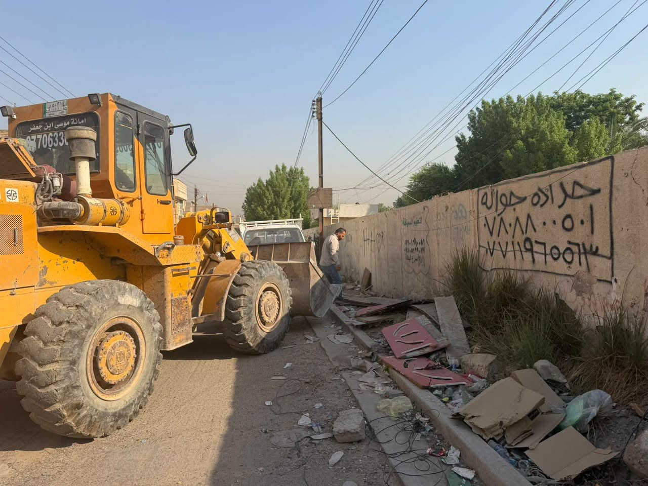 مدرسه دجلة الخير
رفع الانقاض  
اخوكم أبو جعفر ***********

نص مكتوب في الصور:
- ***********