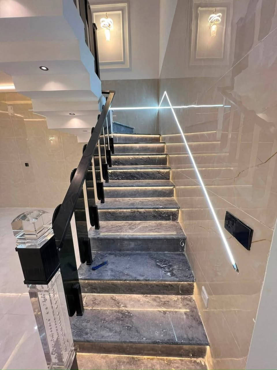 سعر الدار  245 مليون فقط
دار  للبيع مساحة الدار 100 متر
الواجهه 5  النزال  20  ' يحتوي على 3 غرف
 بناء حديث درجه اولى ضلع منفصل
1⃣الطابق الأول : 
▪️صاله مطبخ غرفة نوم حولي درج خدمات
2⃣الطابق الثاني
◽️ 2 غرف نوم ' خدمات ' بيتونه ' سطح
موقع مميز حي الجهاد/   الامانه مقابل 
مدينة الالعاب خلف الشارع العام
اللاستفسار *********** متوفر واتساب
