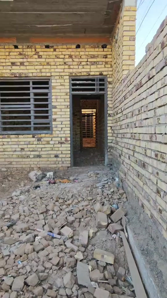 تخفييييض على سعر الهيكل بسس ب 66 مليون  🏗️ هيكل مسقوف للبيع - موقع ركن  مميز 🏗️ (رقم معامله ماده 20) الموقع: 📍 ميسان - العمارة / حي الغدير الثانية. 📐 مواصفات العقار: المساحة: 200 متر . الوجهة: ركن (إطلالة مميزة وتهوية ممتازة) 🧭. نوع البناء: بناء درجة أولى (شغل نظيف وقوي) 🧱. الحالة: هيكل مسقوف وجاهز للتكميل حسب ذوقك. 🛋️ التصميم الداخلي: 🛏️ غرفتين نوم. 🛋️ صالة الكبيرة. 🪑 غرفة استقبال واسعة. 🍳 مطبخ بنظام (حار / بارد). 🚿 مجموعات صحيات. 🚗 طرمة خارجية. 📞 للاستفسار والتواصل: للمزيد من المعلومات أو لمعاينة العقار، يرجى الاتصال على الرقم: 📱 *********** ☎️ #عقارات  #قطع_اراضي  #عقار  #بيع_و_شراء_عقارات  #الشعب_الصيني_ماله_حل😂😂 
