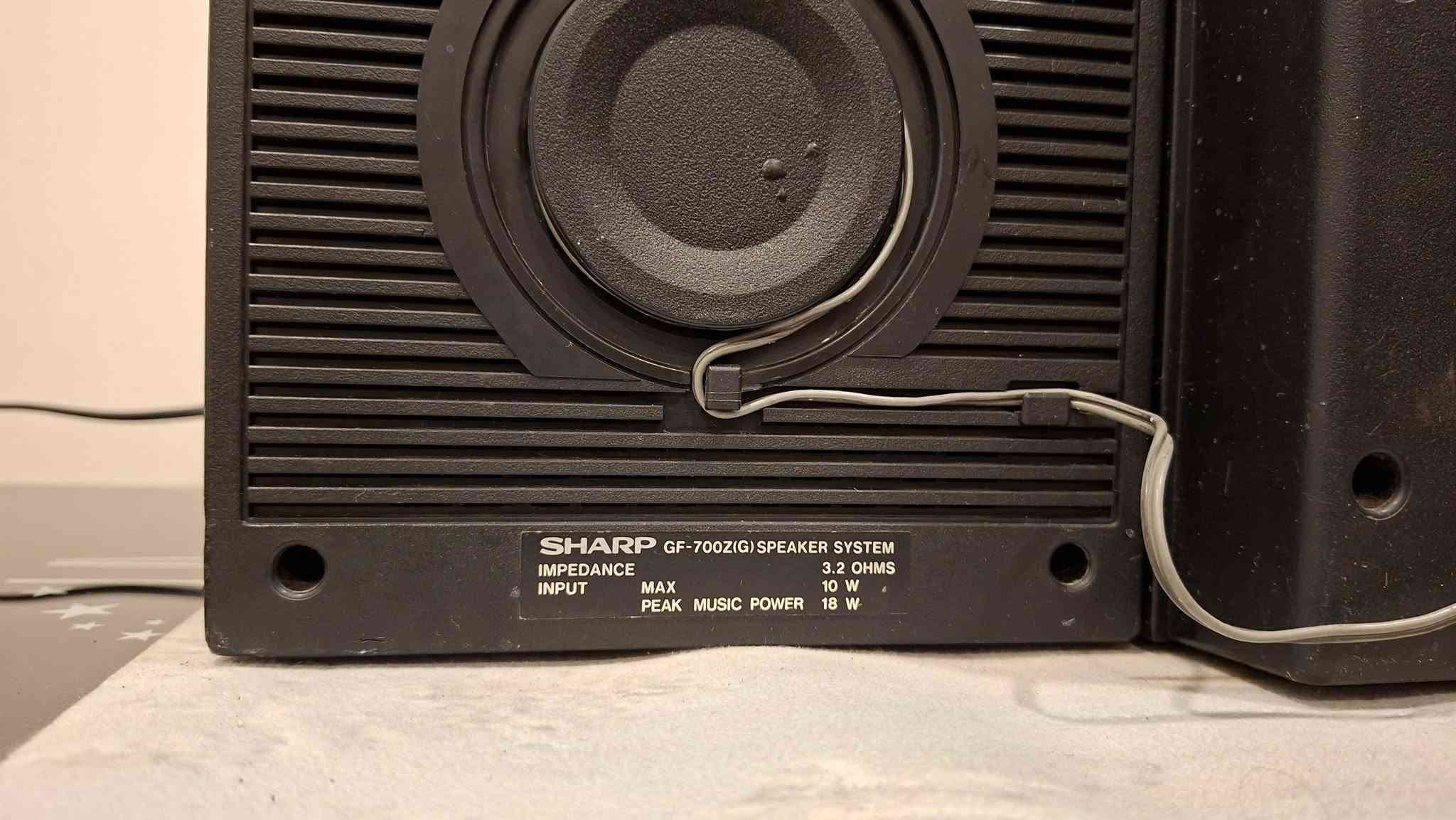 السلام اخويه جمعة مباركة 
مسجل من ماركة sharp GF-700 ياباني 
دبل كاسيت راديو ٤ موجات مكان فيش دخول و خروج aux مدخلين مايك جهاز شغال بالكامل بدون اي نقص نضافة جدآ عاليه كهرباء ٢٢٠ 
سعر ١٧٥ الف 
للاتصال *********** كركوك
