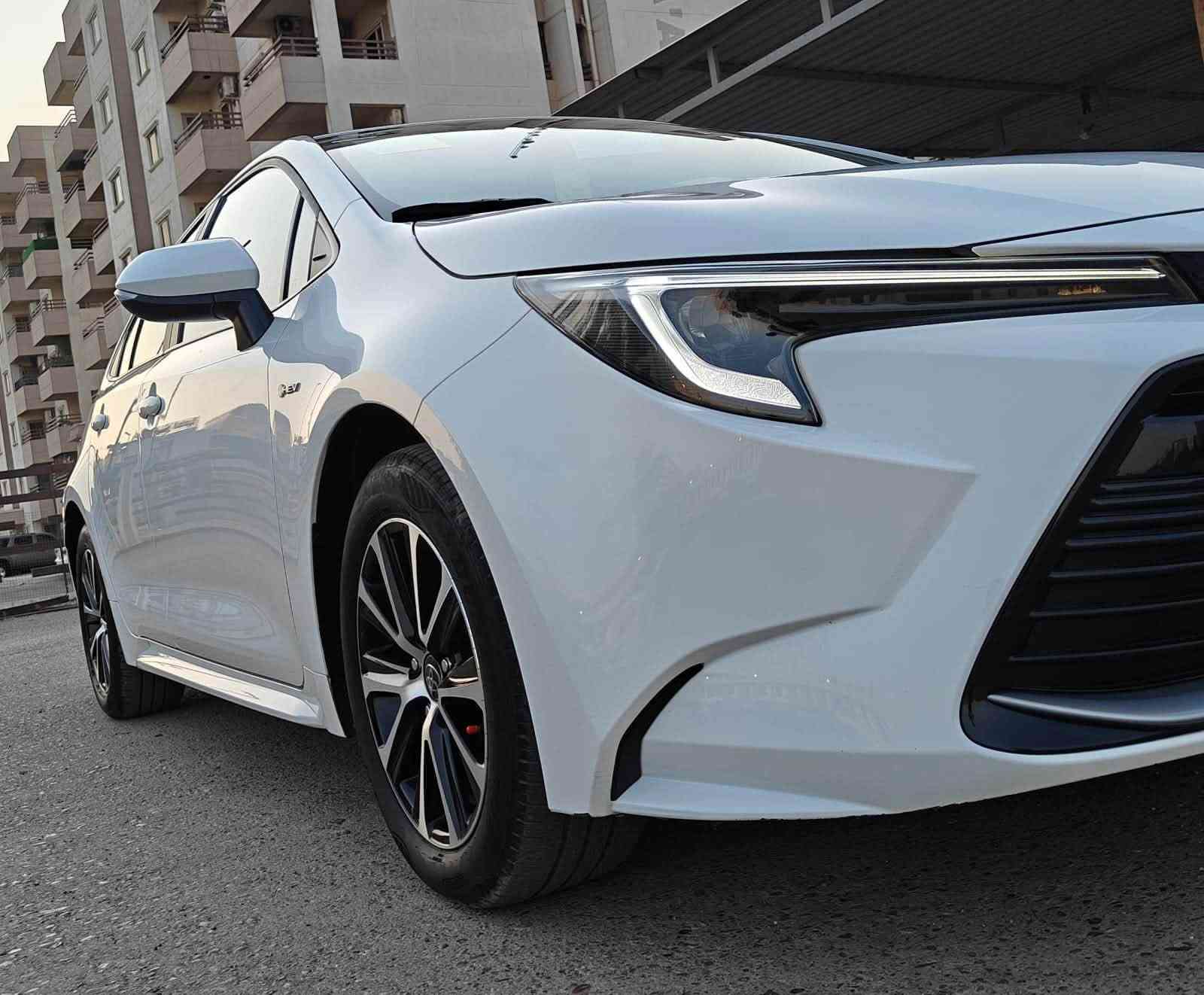 السلام عليكم 🚗
للبيع تويوتا كورولا ليفين 2025
الشكل الأمريكي - تجميع الصين

**المواصفات:**
- الموديل: 2025
- اللون: ابيض صدفي
- العداد: 13,000 كم فقط
- المحرك: 1800cc اقتصادي
- الكير: اوتوماتيك CVT

**المواصفات والاضافات:**
- شاشة لمس + Apple CarPlay + Android Auto
- كاميرا خلفية + رادار امامي 
- Auto Hold + هاند بريك بصمة
- لايت LED نهاري
- EV Mode - وضع القيادة الكهربائي
- 3 وضعيات قيادة: ECO / Normal / Power
- فتحة سقف

ملاحضة/
السيارة مكفولة كفالة عامة من الصبغ والبارد والكير والمكينة

**المكان:** بغداد - الاعظمية
للاستفسار والاتصال:***********
