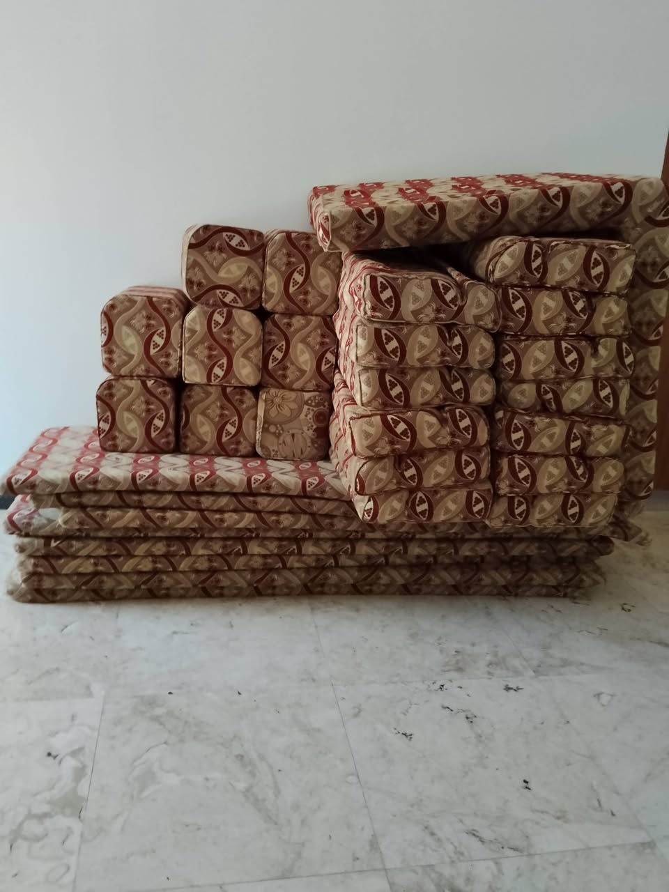 السلام عليكم غراض بيت نضيفه للبيع كاونتر مترين ونص كامل معه سنكي متر ونص،،،، ديوان ١٦متر كامل معه ملحقاته  شاشات ٣ معه ستلايت استفسار ***********٠ مكان شاميه شارع دلال
