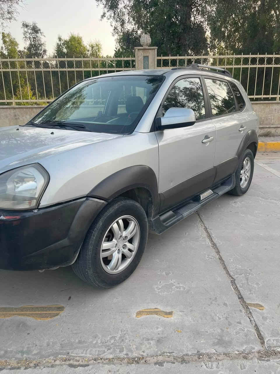 توكسون 2007 وارد كندي 6 سلندر
محرك 2700
كير محرك طخم شرط 
طخم تاير جديد 
 ضررها جاملغ وشبر من البونيد وبيها ملاحظات بسيطة 
مكان السيارة موصل 
***********
***********
***********
