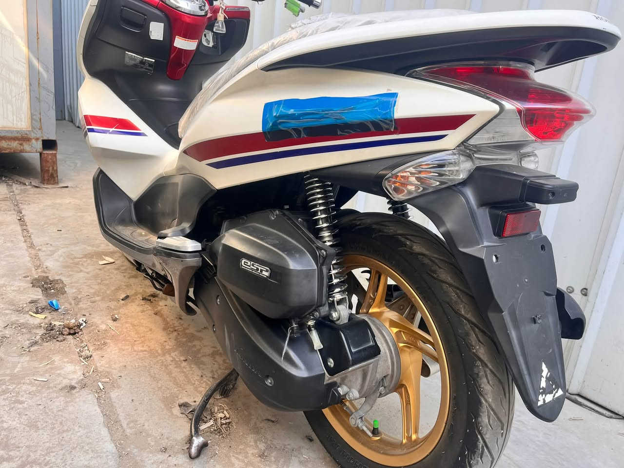 السلام عليكم ورحمة الله
دراجة pcx درجه جديده خير من الله اوراقها موجوده شلعه و معدل شك الكاع الدراجه كلشي بيها بلادي جيب فيتر و تعال افحص امانه الله الدراجه كلش نضيفه و حلوه و نصبه تخبل حساسات كلها شغاله ستان كهربائي حساس ازدحام جهاز إنذار مال يرقه لا سامح الله  بيها دمام كامل بس تربط السعر خاص

