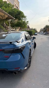 للبيع  كامري 2022 TRD  ماشية 85 الف كيلو  صبغ 4 قطع و بيها تعمير بالشا...