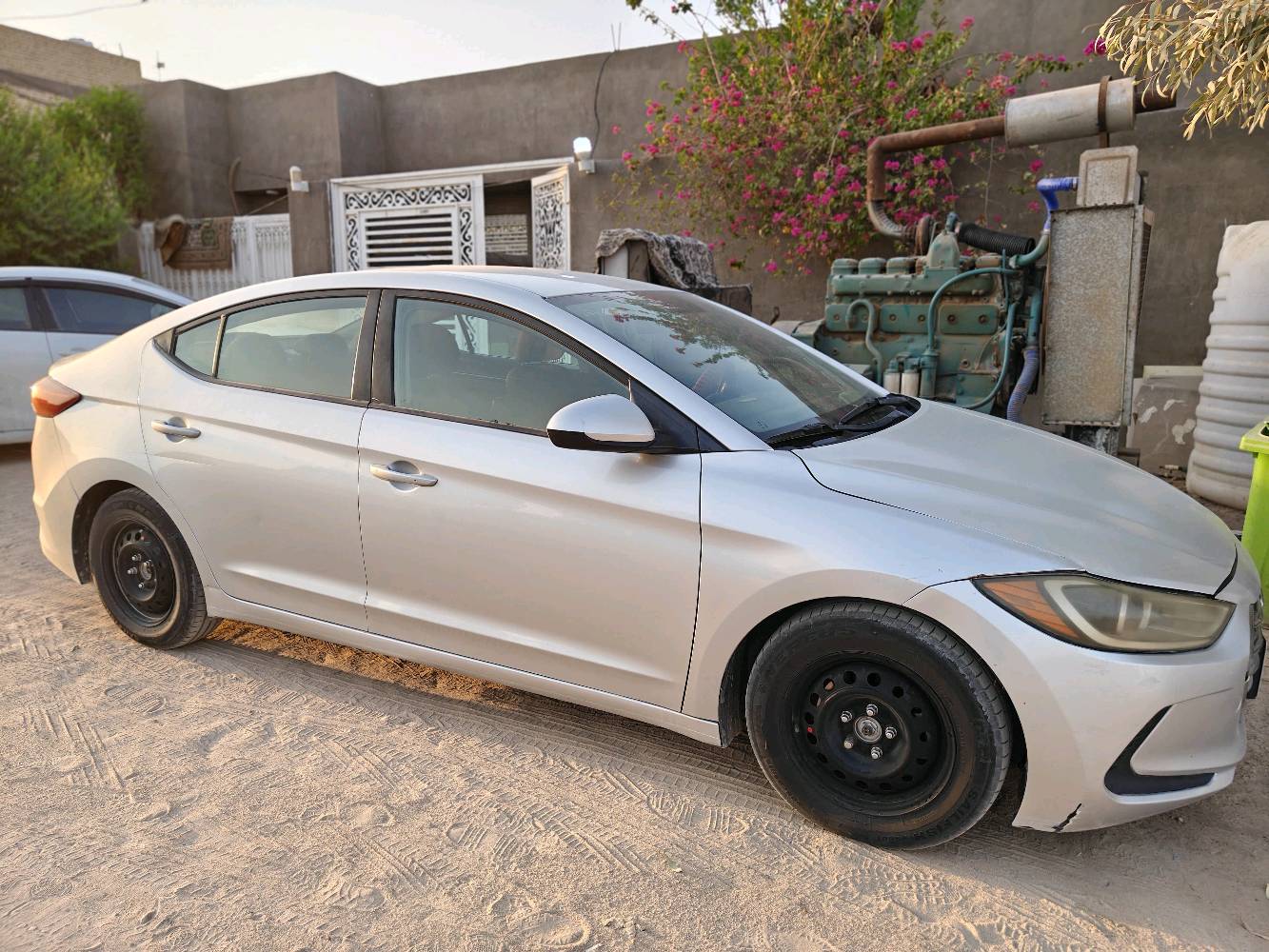 النترا 18 وارد امريكي للبيع او مراوس بسيارة اقل 
مكينة 2000 دوش 
بيها خيط بخار 
كير at المرغوب بحالة ممتازة 
ثلاث انظمة قيادة عادي واقتصادي ورياضي 
مانع انزلاق 
فرامل ABS
الحادث مرفق بالصور جاملغ معدل نفسه والبنيد مبدل او مصبوغ 
بيها صبغ قليل بقوس الجاملغ جهة السائق 
وباب السائق وخلفه مو نفس الليبل بلادي بامريكا مبدلات 
السيارة نصبتها حلوة اضافة الى استخدام شخصي ترهم مراوس بسيارة اقل احتاج فرق 
السعر : 105 $ وبيها مجال 
السيارة مكانها النجف الاشرف