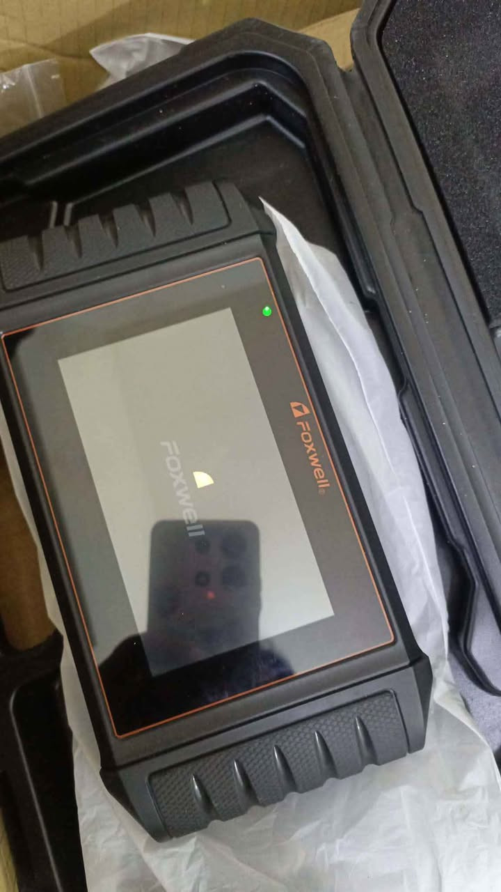 *جهاز فحص اعطال السيارات Foxwell NT706*

هذا واحد من أشهر أجهزة الفحص المتوسطة من Foxwell. يعتبر ترقية لجهاز NT604 Elite ويشتغل بنظام أندرويد.

### *أهم المواصفات*
- *النظام*: Android 9.0 مع شاشة لمس 5.5 إنش HD
- *المعالج*: 4-Core سريع + بطارية 4000mAh ليثيوم مدمجة
- *الاتصال*: WiFi للتحديث + منفذ OBD2
- *التحديثات*: تحديث مجاني مدى الحياة عبر WiFi بدون اشتراك
- *الذاكرة*: 32GB تخزين + 1GB رام
- *الوزن*: 1.36 كجم ويجي معاه علبة حماية aa87da0aba5b008062b3e3b62f90

### *الوظائف الأساسية*
1. *تشخيص 4 أنظمة رئيسية*: المحرك Engine, الجير Transmission, نظام ABS الفرامل, نظام SRS الايرباج
2. *Full OBD2/EOBD*: يدعم 10 أوضاع فحص OBD2 كاملة. قراءة ومسح الأكواد, البيانات الحية Live Data, Freeze Frame, اختبار حساس الأوكسجين, جاهزية الفحص I/M
3. *التعرف التلقائي على VIN*: يكشف رقم الشاصي والموديل والسنة تلقائياً خلال ثواني
4. *تغطية واسعة*: يشتغل على 100+ ماركة سيارات و 10,000+ موديل من أمريكي, ياباني أوروبي, وآسيوي وصيني موديلات 1996 وفوق
5. *تقارير PDF*: بعد الفحص يطلع لك تقرير وتقدر ترسله بالايميل أو البلوتوث أو تطبعه
6. *بيانات حية*: يعرض 132+ باراميتر ويرسمها كـ جراف 62b3aa87e3b6da0a

### *شنو ما يدعمه NT706؟*
الـ NT706 هو النسخة الأساسية. ما فيه وظائف الصيانة الخاصة. الف داتا
إذا تريد وظائف زيادة مثل: EPB فرامل اليد الكهربائية, Reset الزيت, نزيف ABS, معايرة الدركسون SAS, برمجة الحساسات TPMS... فهذي موجودة في NT716 الأحدث 62b3

### *مميزات سريعة للمستخدم*
- *سهل وسريع*: يشتغل بثواني بواجهة أندرويد وما يحتاج لابتوب للتحديث
- *يوفر فلوس*: تقدر تشخص بنفسك وتطفي لمبة Check Engine والـ ABS وتوفر زيارات الورشة
يدعم اللغة العربية
