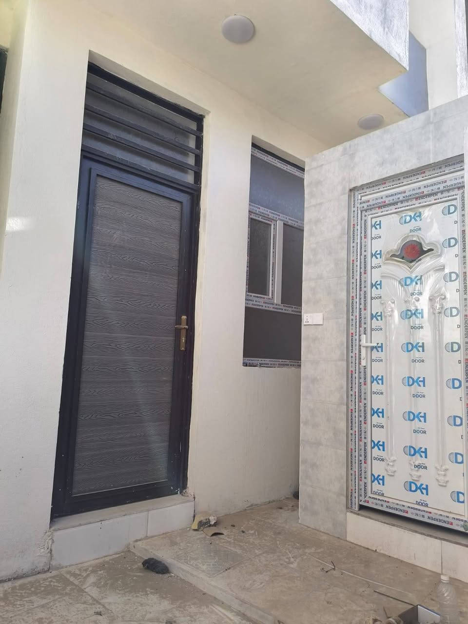 بيت طابقين بناء حديث درجة أولى للبيع السعر 90 مليون بالبكرلي قرب جامع سلمان المحمدي مجاور سنتر البكرلي قرب خط كيات البكرلي تبليط ومجاري خدمات كامله المساحه 100 متر يحتوي على غرفتين نوم وصاله ومطبخ وهول وصحيات فوك وصحيات جوه داخلية وخارجية عالي عن الشارع سند 25 طابو زراعي تحويل مباشر باسم المشتري للاستفسار ***********
