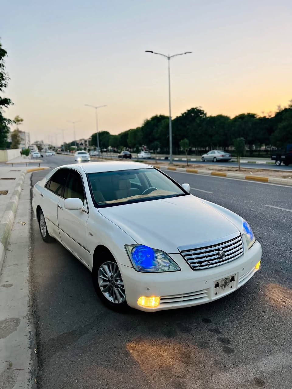 بەناوی خوای گەورە 🤍.
بۆ فرۆشتن شاھینە 2005
بــڕاوە بــڕاوە
كــۆدی ھــەیە ✅.
گــێڕ و مەكینە بــچوك 180 .
2 دوگــمە 
نــاو زەرد.
شــاشە و كــامیرە
حاسە
100K.m ڕۆشتوە 📦
سارد و گەرم و برێكی بەسراوە
تــەقە و ڕەقە بەشەرت
تازە پێشیم داگرتوە چركەی تیانیە .
تاخمێك تایە و ویلی لۆك لۆك ..
سەیارەكە زۆر جوانە ماشااللە
چاڵ و شوخت و قوپاوی نیە
گەردی نیە سفر سفرە ماشااللە .
سەقف و لاشەی ڕێك وەكو شوشــە وایە .
تابڵێی جوان و بێ مەسروفە سەیارەكە وەك تۆپ وایە
ھەمو گیانی وەكو بیلاد ئیش ئەكات..
تەنانــەت حاسەكانیشی ئیش ئەكات..
یەك گڵۆپ لە داشپولی ئیش ناكات ..

ھەر ھەمو گیانی بەشەرت ئەفرۆشم
سەقف و كەڤەر و ڕەقەم شاسی بەشەرتە .
ھەر ھەمو شتێكم نوسیوە ڕەحمەتت لێبێت موشتەری نیت سەری كەسمان مەیەشێنە .

لــە كەلارم 
نــرخی 48 گەڵاو مەجالێكی زۆر كەمە ..

***********
