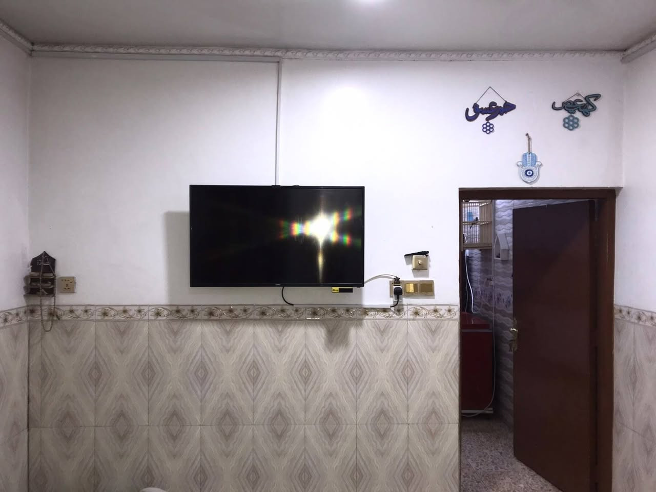 السلام عليكم دار للبيع طابق و نص مساحته ٥٦ متر بناء واقع حال ٨٠ متر واجهه ٤ نزال ٢٠ البيت كله بناء طابوق جمهوري مدخل واحد يحتوي علئ كراج طرمة صحيات خارجية استقبال و مطبخ مفتوح و منور (ترك) و صحيات داخلية و فوك غرفة نوم  و بلكونه علشارع و بيتونه و سطح كله (شتايكر) المنطقة متوفر بيها كافة الخدمات كهرباء وطنية 3خطوط و خط سحب و ماء و مجاري وتبليط و انترنت وطني ومع البيت منظومة كامرات و كاونتر المنيوم تركي تفصال العنوان السريدات الاولئ(القديمة) مربع الثاني شارع ١٥ مجاور فرع سيد حميد البيت علشارع مو داخل فرع السعر ٨٠ قابل للتفاوض علمآ اني صاحب البيت اي استفسار آخر رقمي👈(***********) أبو رقية

