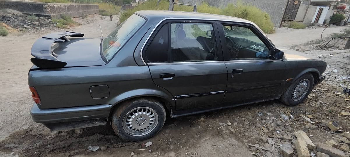 السلام عليكم 
السيارة للبيع لا مراوس ولا اقصاط 
BMW E30 3 SERIES 1990
مكينة 25 مفتوح 6 سلندر گير اوتو ZF 
سنويية منتهية من20 مو باسمي وراعيها يريد يحول وموجود
الغرامة التاخيرية ومعاملة التحويل تكلف 200  
مصبوغة عام للجمالية لا ضربة ولا حادث ولا غرامات مرورية 
السيارة نظيفة بس مغاسلها 
بس جامة السايق مو مالتها مالت ستيشن 
السعر 37 وبيها مجال رقمي ***********
 مستعجل على البيع مطلوب فلوس 
المكان بابل الحلة گريطعة
