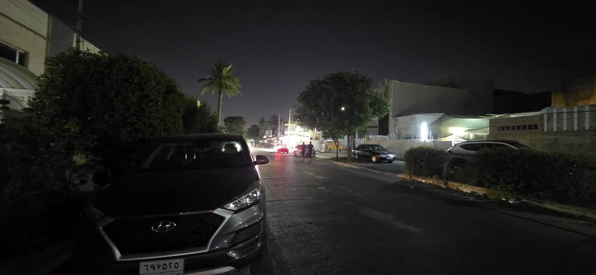 بيت للبيع بناء ستينات بناء قوى جدا نظيف محدث من بعض الاجزاء يقع فى منطقة البياع الاولى شارع 16 تجارى 20 متر مساحتة 312 ونص ...الواجهة. 12 ونصف ونزال 25 يحتوي الطابق الارضي على صالة وغرفة خطار وغرفة طعام وغرفة نوم ومطبخ وحمام بالاضافة الى صحيات ثانية والطابق الثانى غرفتين ومخزن خارحي ويوجد مخزن خلف الدار ويحتوي على حديقة وكراج يتسع لسيارتين وسعر مناسب جدا يباع بسعر الارض للاستفسار 
اتصال ***********
