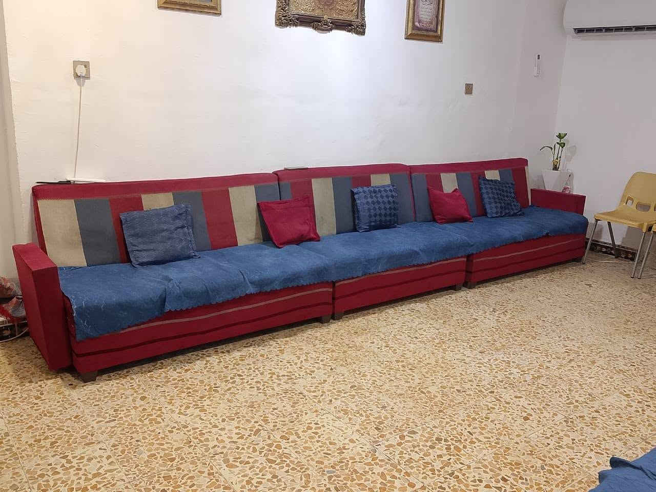 ديوان ١٣ مقعد  مستعمل ويحتاج إلى تجديد للبيع ب ١٥٠ الف وبي مجال للإستفسار الاتصال ع الرقم *********** مكان التواجد الكوت
