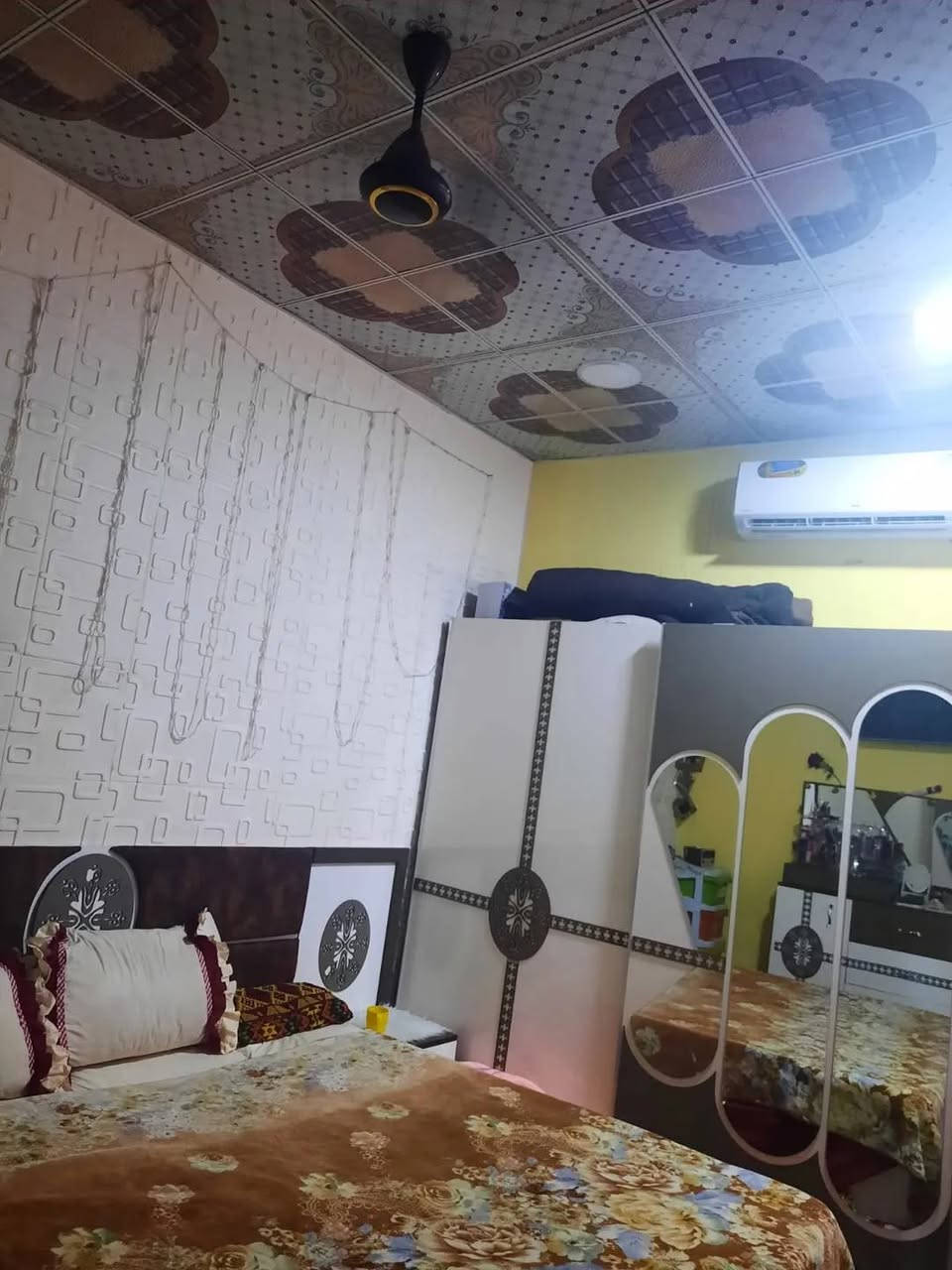 سلام عليكم بيت لبيع يحتوي على ٣ غرف وصحيات وطارمه زغيره البيت مساحته ١١٠ متر السعر ٤٠ وبي مجال الاسفسار على رقم ***********
