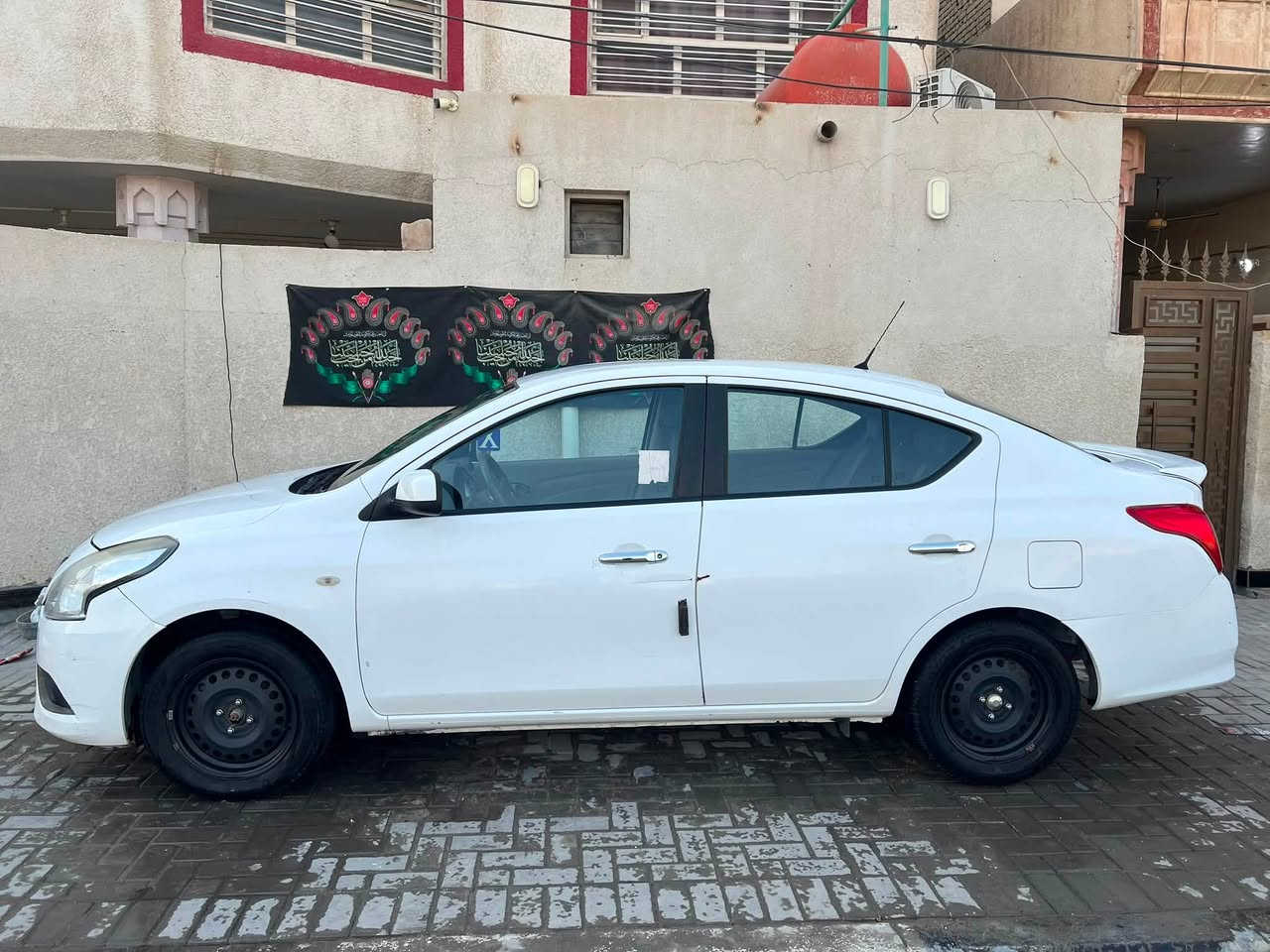 نيسان سني هندي موديل 2022 للبيع سياره حلوه نظيفه استعمال شخصي لا مشتغل بيها تكسي ولا شي حادثه صندوق وجاملغ ماشيه 99 الف كيلو عندي بيها وكاله رايده ب97 وبيها مجال جاهزه من كلشي ما بيه نقص رقمي للتواصل ***********
