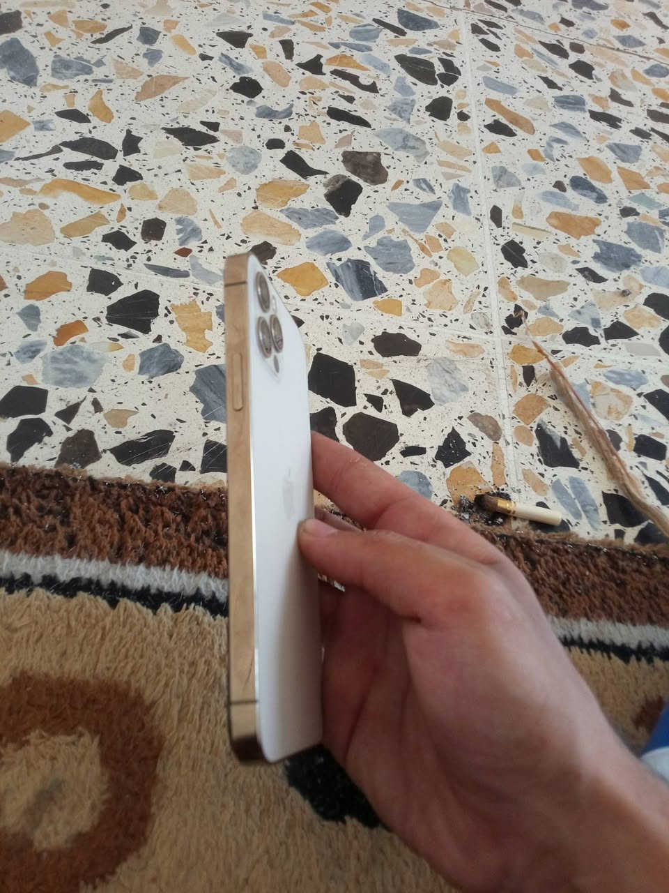 السلام عليكم 12برو لون ذهبي  جهاز مفول كاميرات مفولة كلشي ممبدل بي بس شاشة فقط فيس ايدي شغال ذاكرة256 سعر275وبي مجال مكان الفلوجة ***********فقط واتساب
