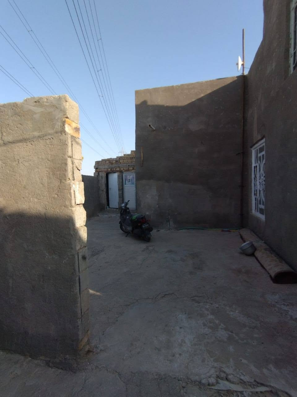 السلام عليكم بيت للبيع خلف عمارات الزيتون قرب مكتب السجاد للعقار
ومرقم من البلديه  وميزانيه كهرباء  
 مساحة 275م
 #السعر ٢٧ وبيه مجال
يتكون من كراج واستقبال كبير ومطبخ وصاله وغرفتين نوم 
 للاستفسار الاتصال ***********
المنطقة مرتبه وتبليط وكلشي متوفر 
@إشارة
