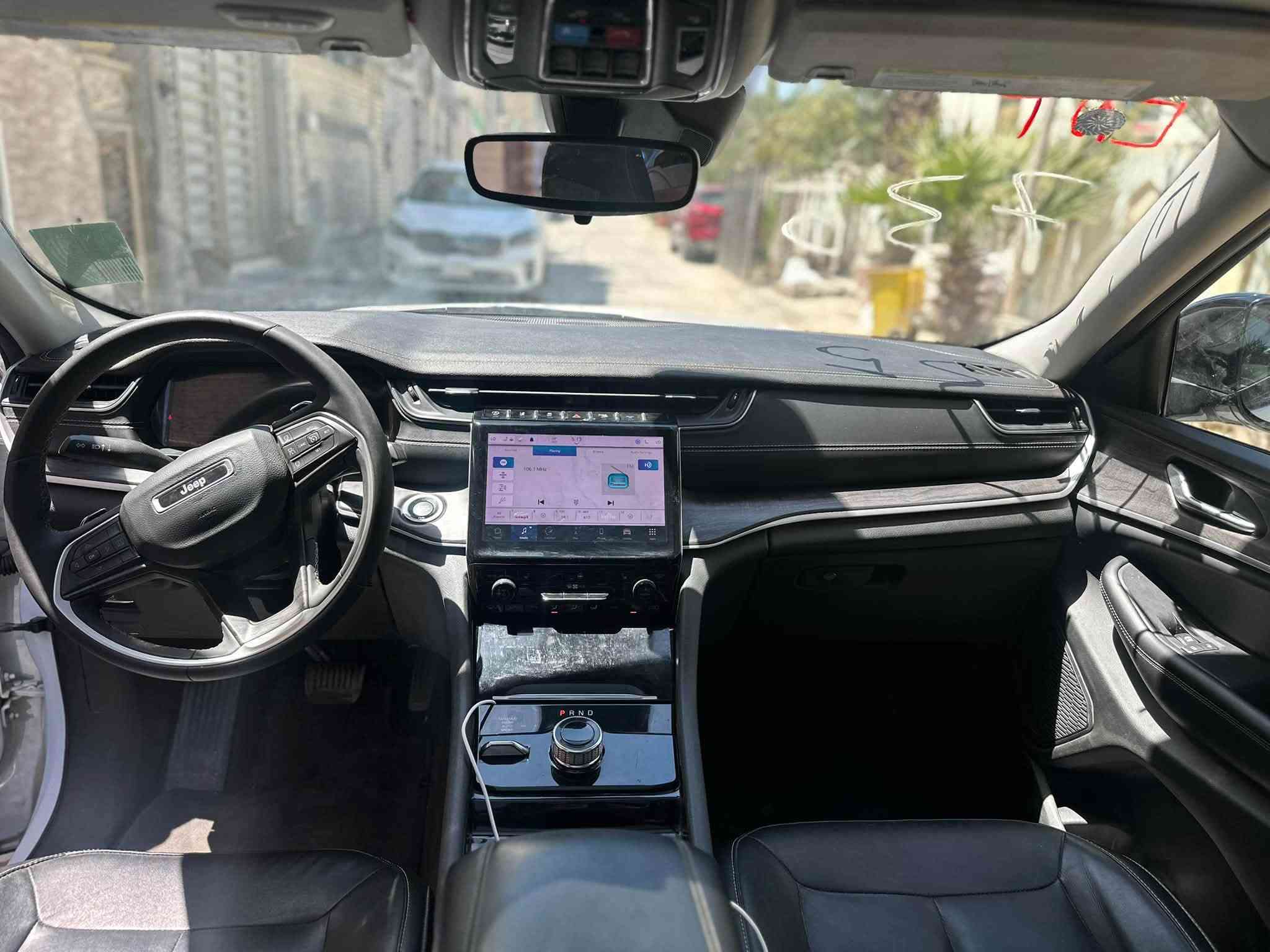 � للبيع Jeep Grand Cherokee 2023 ليمتد (LIMITED)

* 🔹 الموديل: 2023
* 🔹 اللون: أبيض
* 🔹 الحالة: حادث غرق (مصلّحة بالكامل)
* 🔹 التشغيل: شغالة بحالة جديدة
* 🔹 الدفع: 4×4
* 🔹 المحرك: 6 سلندر 3.6 لتر (حوالي 293 حصان)  
* 🔹 قير: أوتوماتيك 8 سرعات  
* 🔹 شاشة + نظام ملاحة + Apple CarPlay
* 🔹 كاميرات + حساسات أمامي وخلفي
* 🔹 فتحة سقف بانوراما
* 🔹 تبريد وتدفئة مقاعد
* 🔹 تحكم سكان + مثبت سرعة
* 🔹 نظام أمان (نقطة عمياء + مسار + تنبيه)  

📍 الموقع: بغداد
للستفسار… ***********
