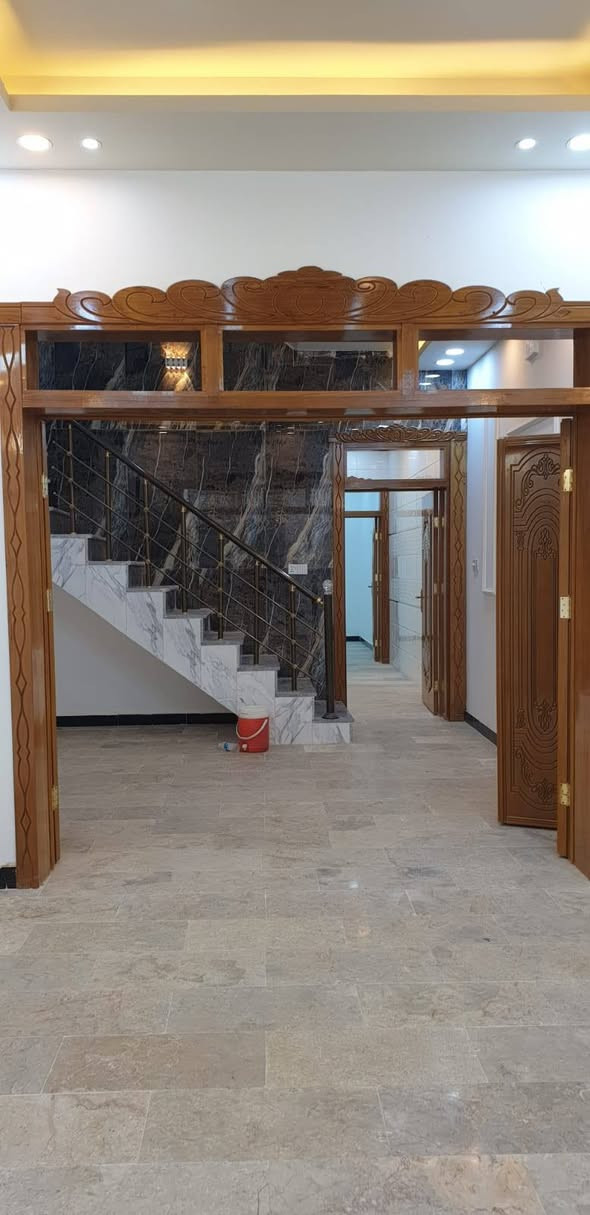 🏠 شركة نور المنهج للوساطة والاستثمار العقاري

🔹 نوع العقار: دار
🔹 نوع العرض: بيع
🔹 رقم كود العرض: S006
🔹 المحافظة: النجف
🔹 القضاء: النجف
🔹 الموقع: النجف
🔹 اسم الحي: حي الجامعة
🔹 المساحة: 100 م2 م²
🔹 الواجهة (العرض): 5م م
🔹 الطول: 20م م
🔹 عدد الطوابق: طابقين
🔹 عدد الغرف: 
🔹 عدد الحمامات: 
🔹 عدد المطابخ: 
🔹 عمر العقار: حديث زيرو غير مسكون
🔹 الحالة: جديد
🔹 السعر: 250.000.000 دينار 
🔹 طريقة الدفع: نقد
🔹 الطابو: طابو صرف
🔹 الكراج / الموقف: لا يوجد
🔹 الأثاث: 
🔹 الخدمات: 
🔹 الملاحظات: بيت حديث في حي الجامعة 100م2 وعرض الشارع 15 م وعلى ساحة

📲 للاستفسار واتساب: ***********
📍 العنوان: النجف الأشرف – شارع الحزام الأخضر – محلات مدينة ألعاب حي السلام – مقابل حي الغدير
