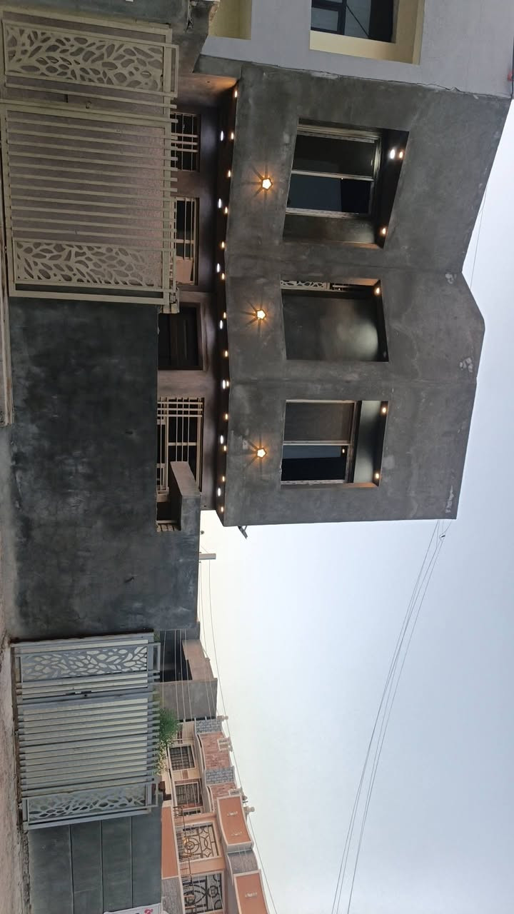 السلام عليكم بيت للبيع مساحه300متر بناءلبيت مساحه 160متر حديقه 140متر مساحه كليه 300متر بناء درجه اوله طابو صرف عنوان سلمان باك منطقه تصنيع قريب قاعة اوسكار قريب شارع عام بيت ركن استفسار ***********
