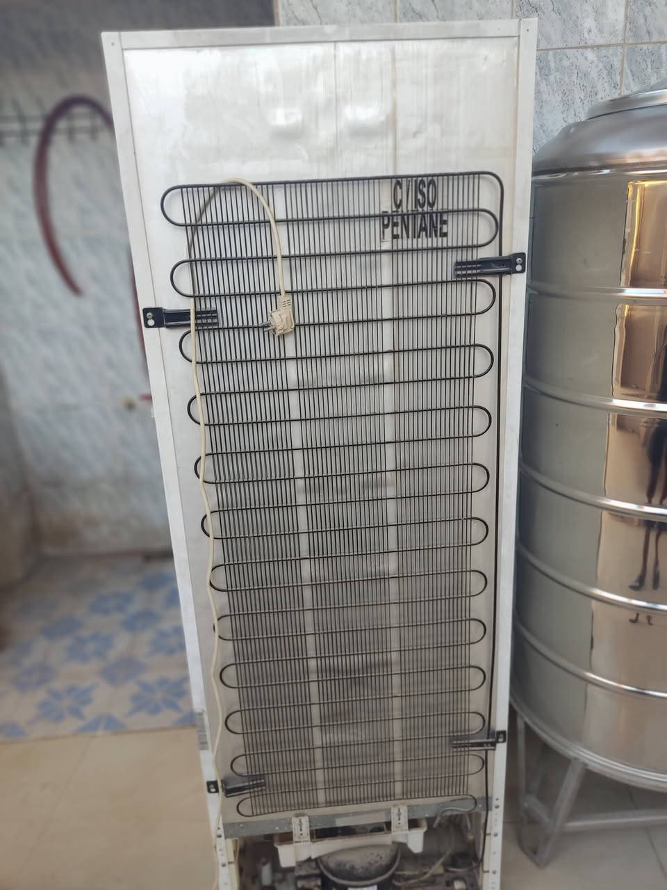 ثلاجه للبيع كلشي مابيها ماطور شغال كشر نضيف بيها بس ليك ويحتاجلها تصليح الإستفسار *********** فقط واتساب شغال
