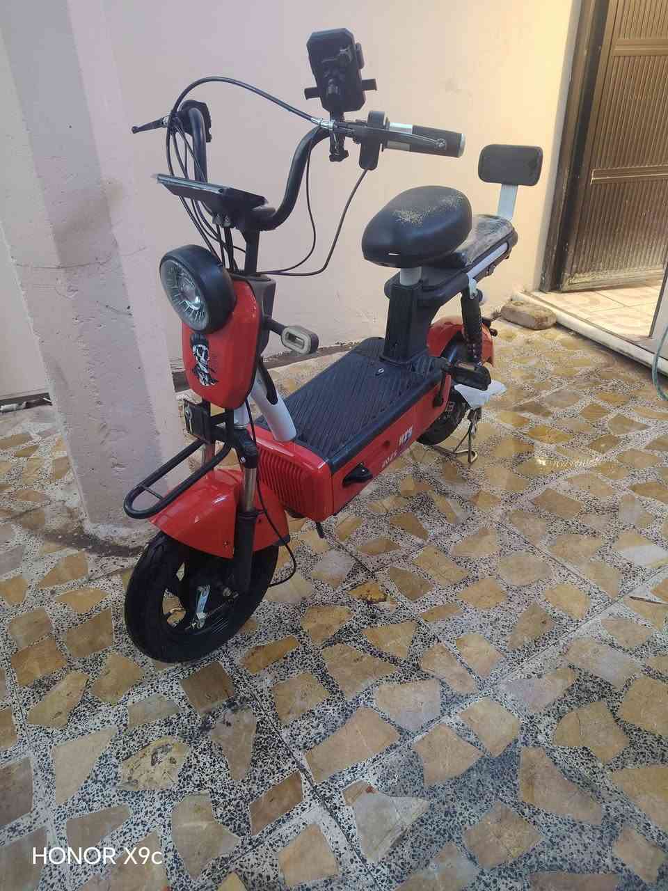 ماطور شحن حجم 14 باتري بشرط 100/تايرات جديد مستخدم شهر سعر 240 مع ملحقات ماطور ***********

نص مكتوب في الصور:
- HONOR X9c