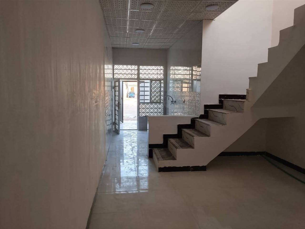 سلام عليكم بيت البيع طابو زراعي مساحته 90 متر غرفه  ومطبخ وستقبال البيت الساس صب كونكريت وتجعيب طابوك بناء بلوك ابو 20السقف صب كونكريت تشاريف طابوك البيت كلش حلو وجاهز البيت موقعه شارع المطار الجديد خلف مجمع الجوهره بدايت شارع تلاثين مكانه كلش حلو ستفسار تصال *********** او وتساب ***********
