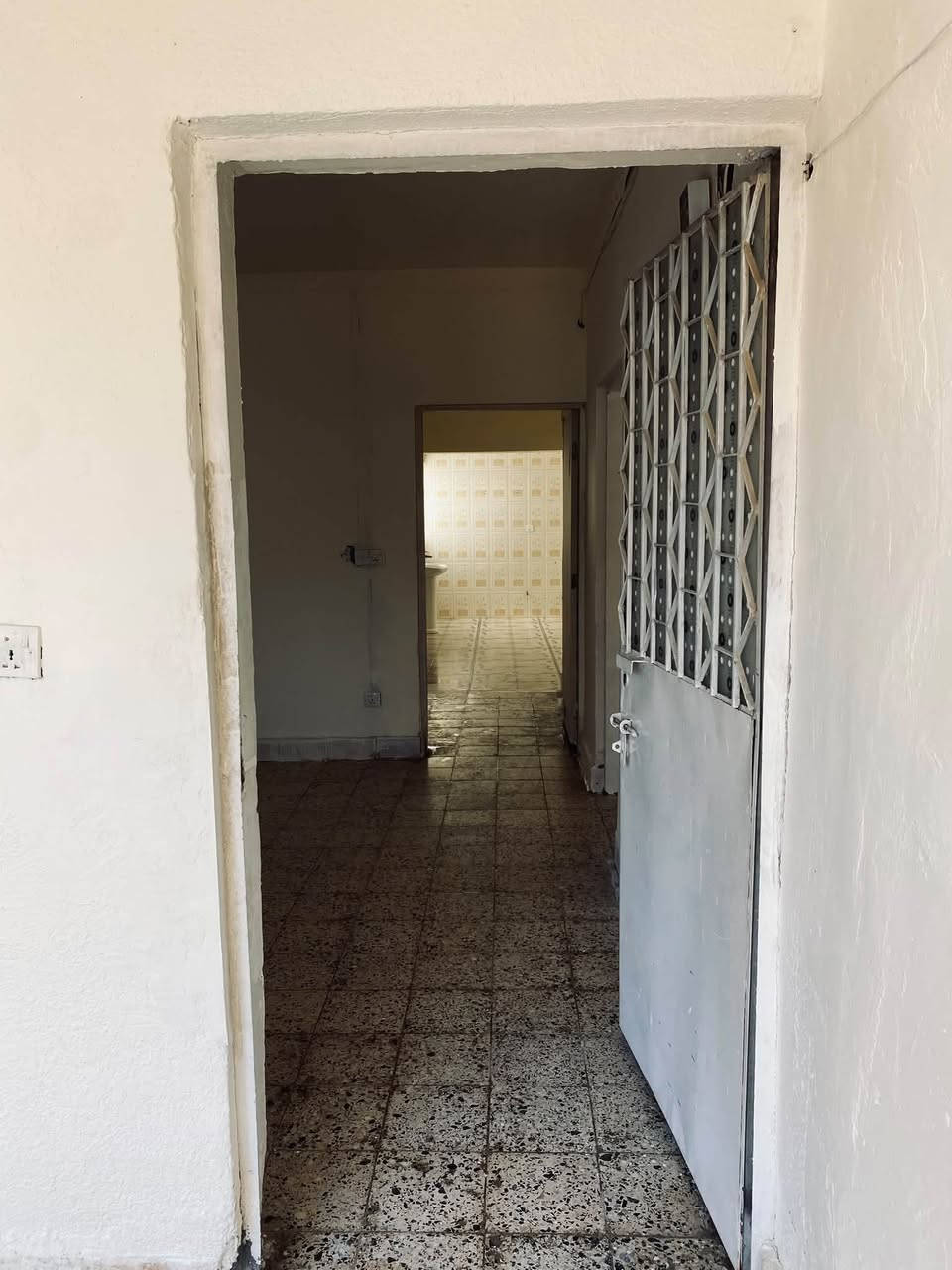 🏠 للبيع دار سكنية في الرمادي 

🔹 الموقع: الأنبار – الرمادي – الخمسة كيلو – حي السكك
🔹 مساحة الدار: 300 م² واقع حال 360 م² 
🔹 مساحة البناء: 150 م² تقريبًا
🔹 عدد غرف النوم: 3
🔹 عدد الحمامات: 1
🔹 الطوابق: طابق واحد + بيتونة
🔹 كراج: يتسع لسيارة واحدة 🚗
🔹 عرض الشارع: 10 متر
⭐ مميزات العقار:
🌳 حديقة أمامية وجانبية
🌴 أشجار نخيل ومساحات خضراء
🏡 سطح وبيتونة
🌿 الدار مقابل حديقة عامة كبيرة
📍 قريب من الشارع الرئيسي
💧 ماء متوفر
⚡ كهرباء متوفرة
🚰 مجاري متوفرة
💰 السعر: 100 مليون دينار عراقي قابل للتفاوض

📞 للاستفسار والتواصل: ***********
