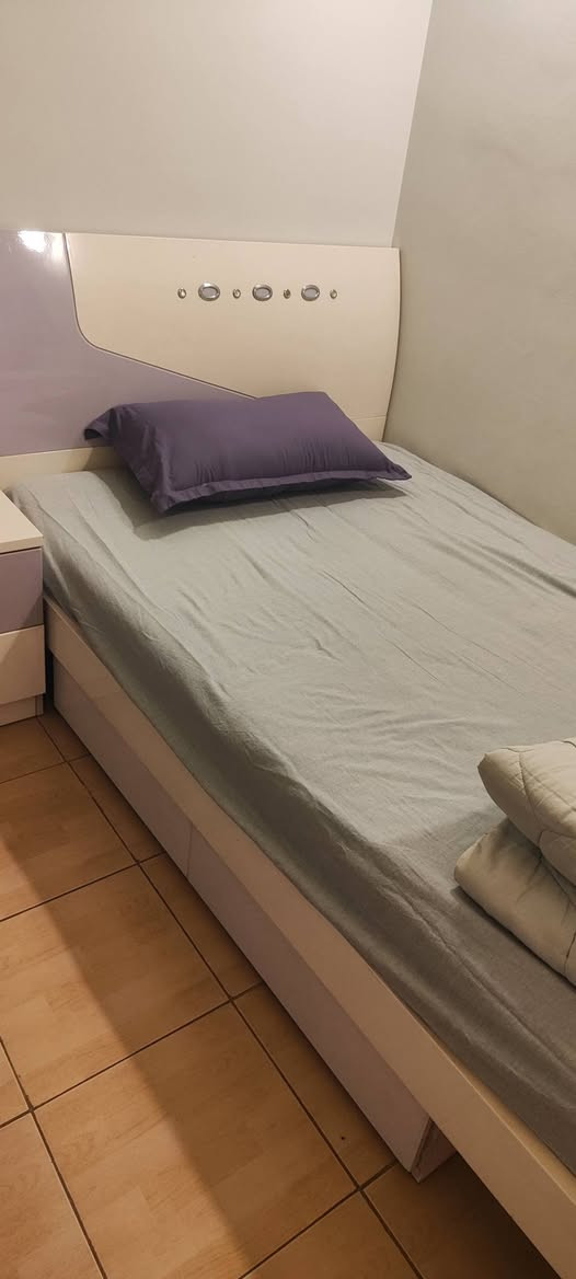 سرير نفر ونص 120*200
يحتوي على مجارير عدد 2 مع كومدي ودوشك اسفنج الاثاث في حالة ممتازة 
بغداد حي القاهرة 
***********

