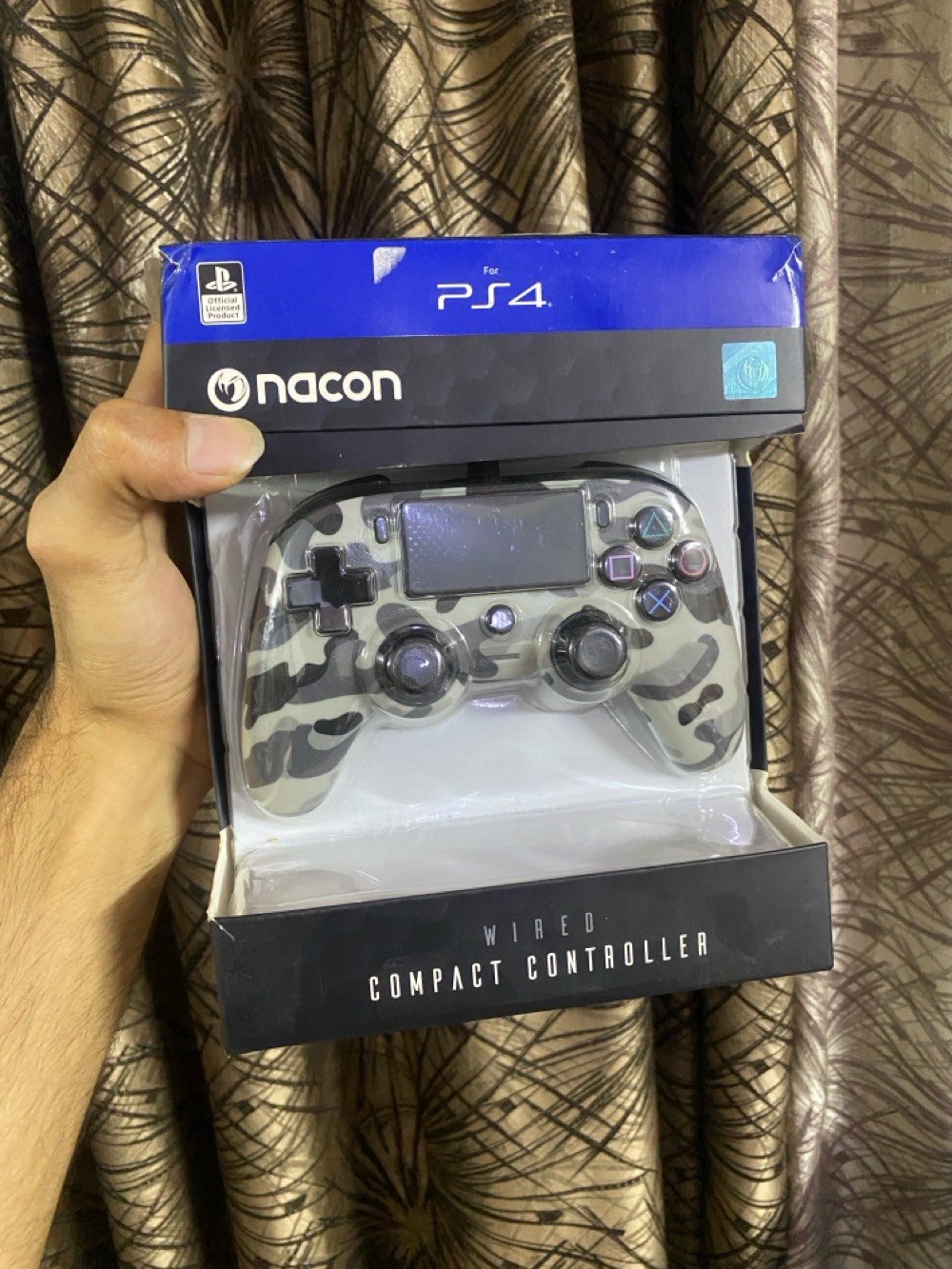 اصلي الماني جديد غير مستخدم 

ذراع التحكم السلكي المدمج (Nacon Wired
Compact Contle)ال ال ال اي]
ستيشن 4 والكمبيوتر إليك أبرز مواصفات ومميزات ذراع التحكم: الاتصال والتوافقنوع الاتصال: سلكي فقط عبر كابل USB مدمج بطول 3 أمتار.الأجهزة المدعومة: متوافق بشكل رسمي مع جهاز
ا ( ) التصميم والأزرارتوزي ا )
التحكم: متماثل (Symmetric) يشابه التوزيع الأصلي ليد التحكم DualShock 4 الخاصة بسوني.لوحة اللمس (Touchpad): مدمجة بالكامل لتدعم الألعاب التي تتطلب استخدامها.أزرار التحكم الأساسية: تحتوي على جميع أزرار البلاي ستيشن الرسمية بما في ذلك
PS وزر ال OPTIONS و SHARE أزرار
الرئيسي.الملمس والراحة: تصميم مدمج ومريح مغطى بطبقة مطاطية ناعمة (Soft-touch) لمنع الانزلاق وتوفير ثبات ومثالية أثناء جلسات اللعب الطويلة. الميزات الإضافية والاهتزاز محركات الاهتزاز:
(Dual Vibration Motors) مزودة بمحركي اهتزاز
لتوفير ردود فعل تفاعلية قوية داخل الألعاب. منفذ الصوت: تحتوي على منفذ سماعة رأس ستيريو مقاس 3.5 ملم لربط سماعات الألعاب والمحادثات الصوتية مباشرة.مؤشر LED: يضم مؤشراً ضوئياً أمامياً يوضح حالة اللاعب ورقمه (Player Status
. (Indicator
هذي اليدة شنو موديلها بالضبط؟ وهل هي أصلية 100% ومختومة لو مفتوحة/مجرّبة من قبل؟: 
اصلي الماني 