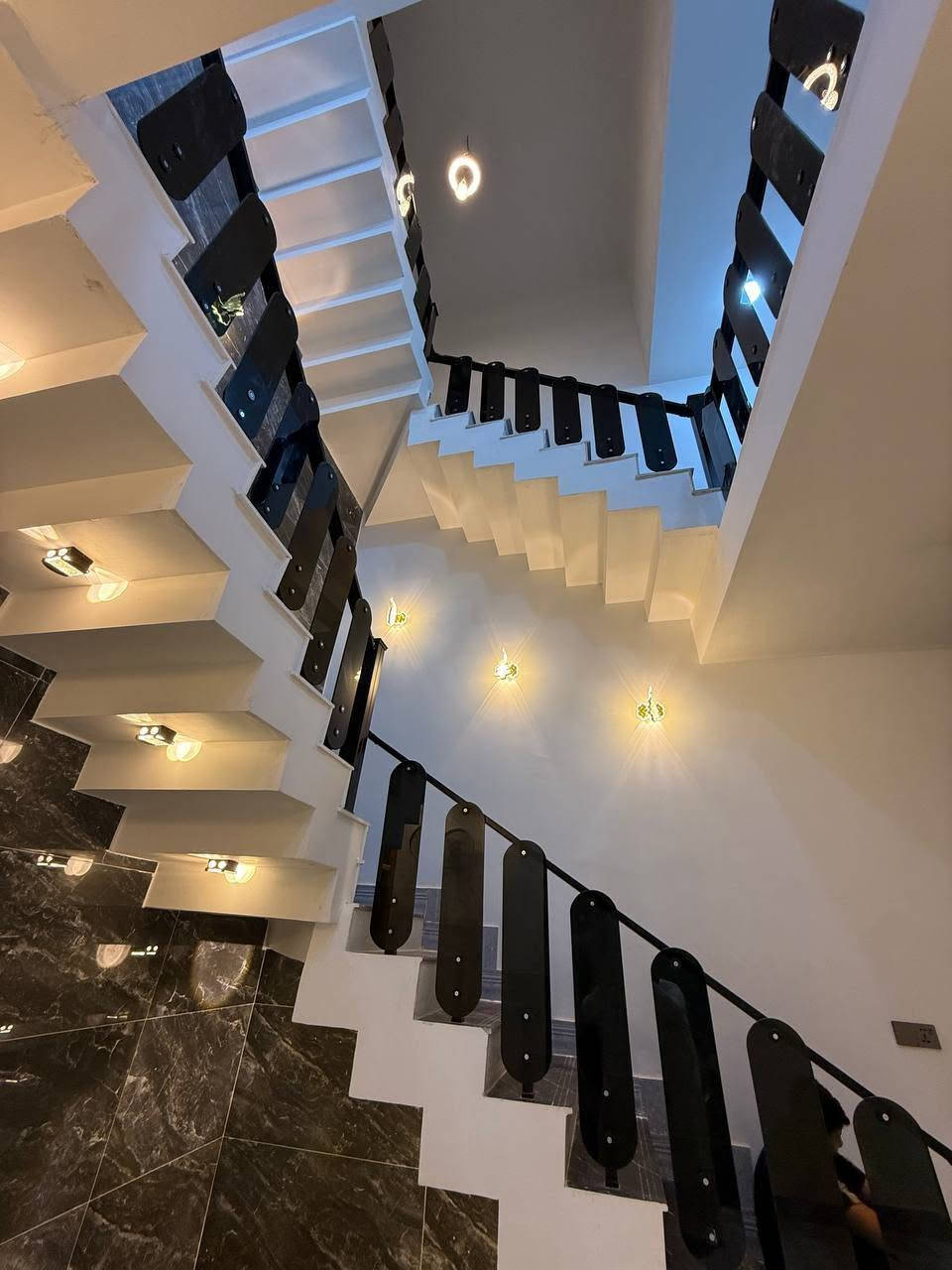 100 متر VIP طابقين استنساخ شارع 12م🪬🧿 
🏠 غرف نوم عدد 4+استقبال+صاله+مطبخ حار وبارد +صحيات عدد3
🚦 بناء درجه أولى شغل مهندس 2026
🌍 موقع الدار / حي العسكري منطقة ل 4 تالاف مقابل اسواق ادم شارع 12
🚧 ارضيه مرمر بورسلين الواح الدار كامل من خزانات + سخانات+ ماطور + خط مولده
للستفسار مراجعه عقارات ابو مصطفى العبودي 
*********** 📞 مصطفى العبودي
***********☎️📟 
عنوان المكتب / حي المكرمه شارع الطاقه بجانب مطعم سيد سعد @إشارة
