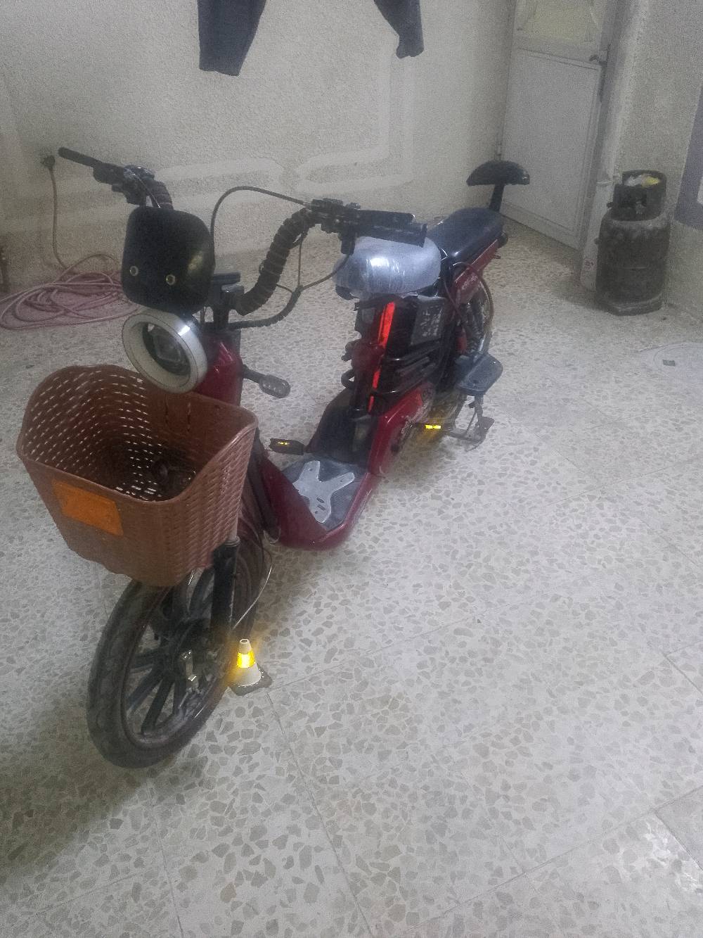السلام عليكم 
باسكل شحن للبيع حجم 20 
الباسكل فول نضافه 
اربع بطاريات 
السعر. 240 وبي مجال 
العنوان كربلاء 
الرقم ***********