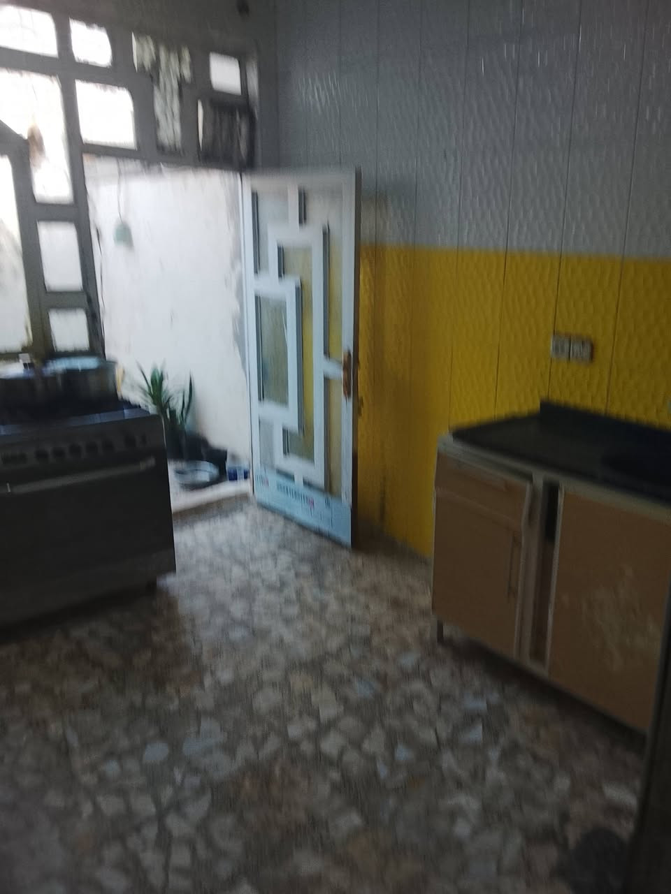 بيت للبيع بشارع المطار القديم مقابيل الجامع الذهبي قرب مدرست الجنائن 100متر مربعه اساس صب سقف صب بناءبلوك طفيلي كاشي درجه وله وسيراميك كله سقوف ثانيويه بي 3غرف وحده جوه وثنين فوك واستقبال وصاله ومطبخ وحمام جوه وحمام فوك وحمام خرجي البيت شغل درجه ولوه وكامل مرقم ومشمول بل تطويب قرار 25 ابيت قريب عل شارع يعني يبعد 200متر عن الشارع المطار القديم سعره 38وبيه مجال رقمي ***********
