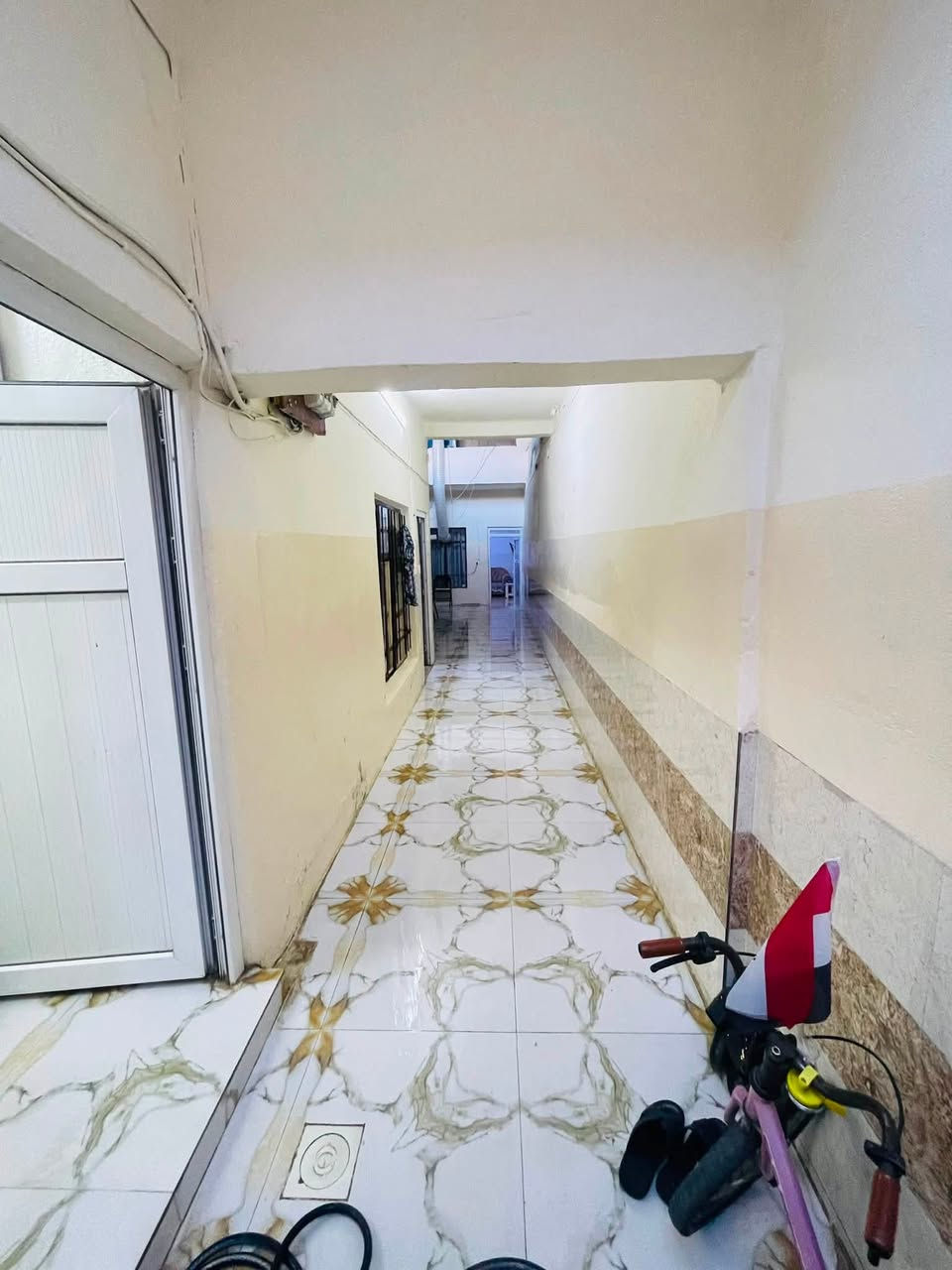دار 🏠 للبيع موصل حي الزنجيلي قرب معمل الببسي 
المساحة:130 متر طابق ونص سند طابو 
٣غرف نوم وصحيات ومطبخ ومخزن مواد غذائية 
السعر والاستفسار خاص او عالرقم
للتواصل:***********
