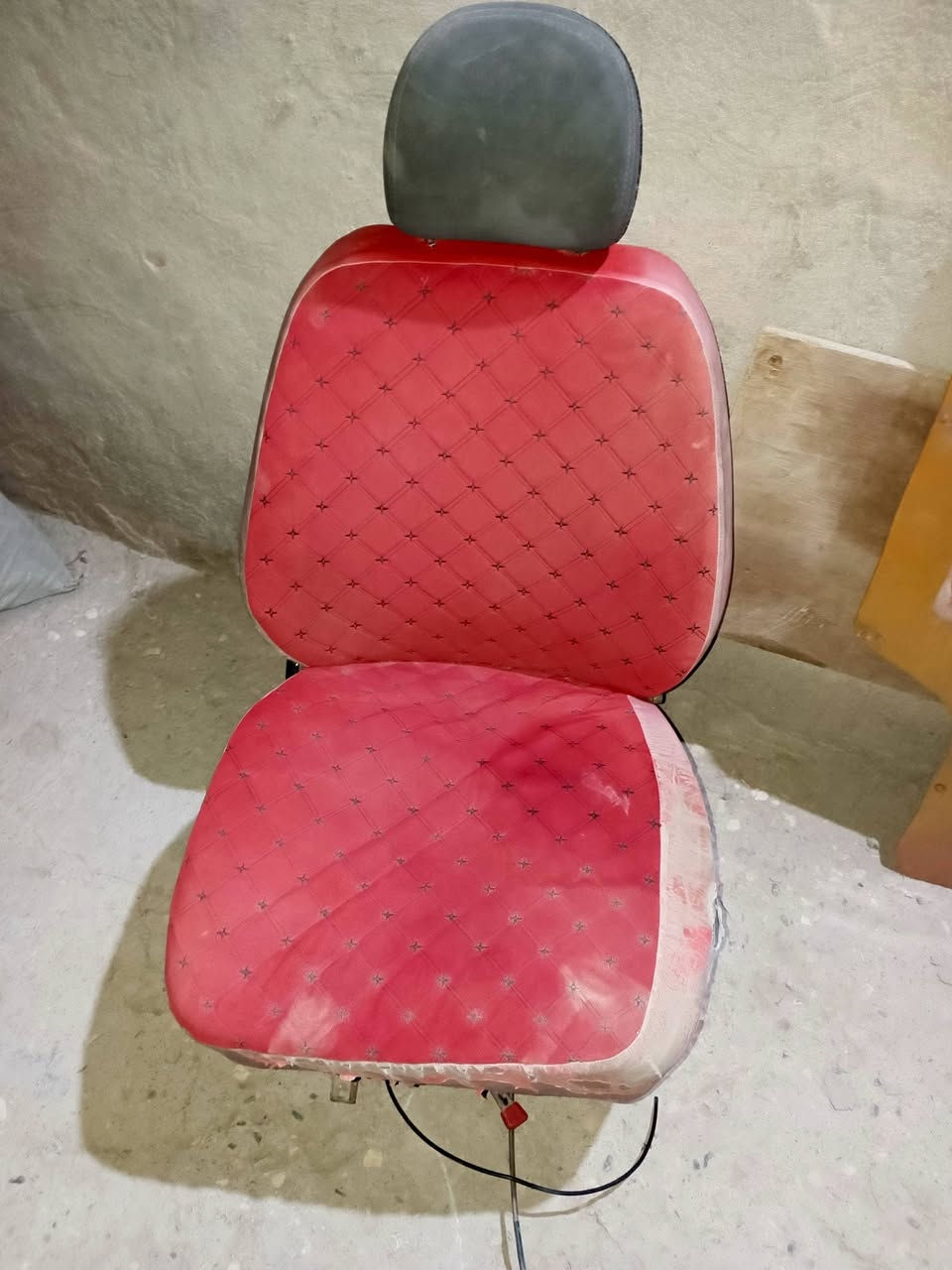 السلام عليكم كير البي 130 داير 16
و  مقدم البي اعوج و كشن سائق جوبلس 
الهاتف ***********

