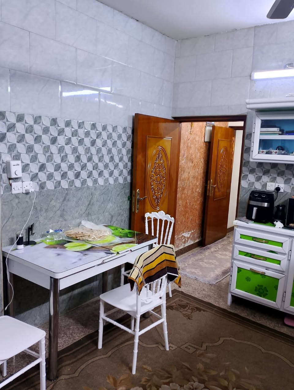 مشتمل  للبيع ٨٠ متر  مسلح طابقين غرفتين نوم وحمامين ومطبخ وصالة بقع خلف الشارع العام  قرب مستشفى الهيكل خامس بيت على اليسار .. سعره  ١٨٠ مجال بسيط .. الاتصال ابو سيف *********** ..
