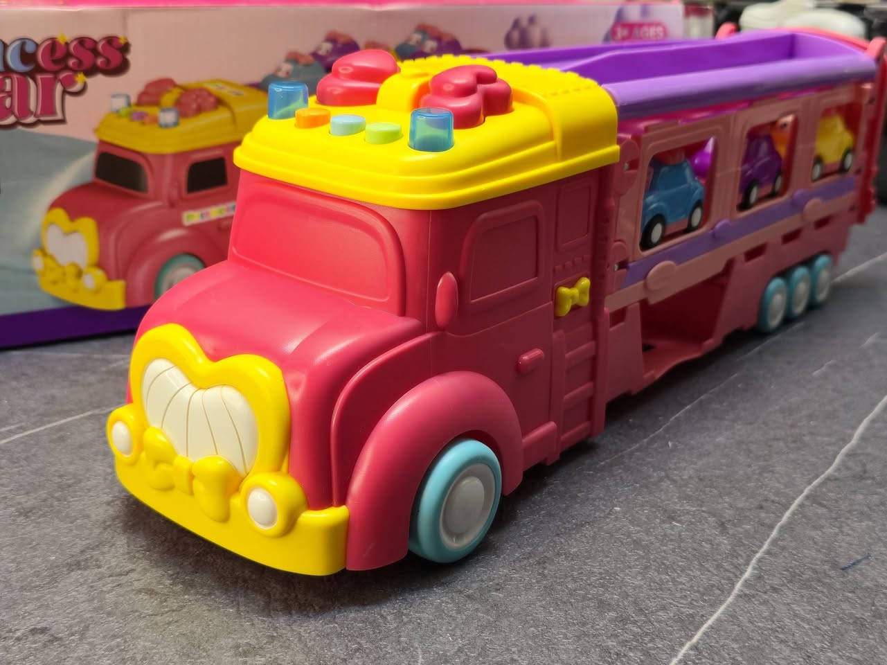 لعبة شاحنة نقل سيارات للأطفال بتصميم الأميرات (Princess Car)، وهي مخصصة للأعمار من 3 سنوات فأكثر.
مكونات اللعبة: تتضمن شاحنة كبيرة لقلب ونقل السيارات باللونين الوردي والأصفر مع مقطورة قابلة للطي، بالإضافة إلى 6 سيارات صغيرة ملونة.
المميزات: تحتوي على مؤثرات صوتية وضوئية، ويمكن تحويل المقطورة إلى مسار أو مضمار سباق للسيارات الصغرى.

للاستفسار، يرجى التواصل عبر الاتصال أو الواتساب على الرقم ***********، او عبر الرابط https://wa.me/message/TZ6U44S42JMOD1
