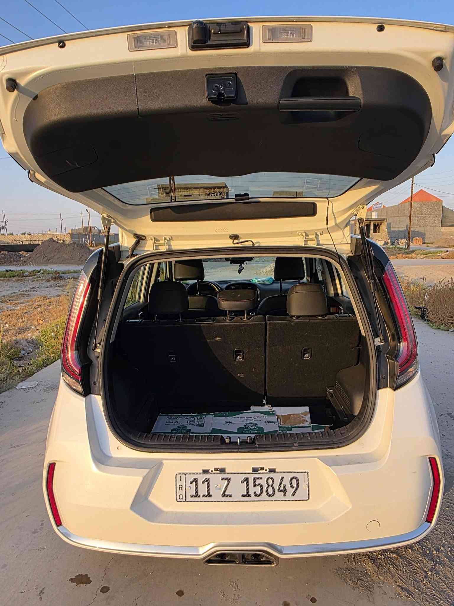 كيا سول GT-Line موديل 2024 للبيع 🚗✨
السيارة بحالة ممتازة جداً، جاهزة للاستخدام وما تحتاج أي مصروف، مواصفات رياضية مميزة وشبابية وعائلية بنفس الوقت. (صور الحادث في أمريكا متوفرة وموجودة بالمنشور لإثبات نظافة الضربة).📌
 المواصفات والتفاصيل:الملكية: السيارة باسمي والتحويل ثاني يوم مباشرة 📄
الموديل: 2024الفئة: GT-Line (أعلى مواصفات رياضية)المحرك: 2000 دوش (DOHC) قوي جداً واقتصادي بمصرف البنزينالمسافة المقطوعة (الماشية): 72 ألف كيلومتر فقطالرقم: بغداد (الرقم الوطني الموحد الجديد 11 Z)الجير: أوتوماتيكاللون: أبيض ملكي مميز✨
 أبرز المواصفات:شاشة عدادات رقمية (ديجيتال) بالكامل متغيرة الأشكالشاشة وسطية كبيرة لمس تدعم Apple CarPlay و Android Autoويل (جنوط) رياضية حجم 18 إنش بلونين (مكحلة) الخاصة بفئة الـ GT-Lineنظام الحفاظ على المسار والرادار الجانبي والتنبيه من التصادمتحكم ستيرن كامل جهتين مع تطريز رياضي باللون الأحمرفتحة سقف (سانروف) شفافةإضاءة LED أمامية وخلفية بتصميم الطوق المميزنظام قيادة متعدد (Drive Modes) اقتصادية ورياضية🩺
 حالة السيارة والحادث (حسب صور أمريكا المرفقة):الحادث: وارد أمريكي، ضربة جانبية خفيفة وتجميلية فقط في بيبان جهة السائق.الأيرباج: إيرباج الكرسي الجانبي فقط طاق أثر الضربة ومصلح بلادي، وباقي الأيرباجات (الستيرن والدشبول والستائر) كلها سليمة 100% وموقعها بلادي (بشرط الفحص).السلامة: المقدمة، الخلفية، الحقيبة، جهة الراكب بالكامل، والشواصي سليمة 100% وبشرط الفحص.الصبغ: صبغ البيبان جهة السائق أثر الحادث (تعديل وصبغ درجة أولى وبدون معجون قوي).المحرك والجير والتبريد بشرط الفحص (ثلج ❄️)صدر السيارة وجاهزيتها 100% (تونيز كامل).
💰 السعر المطلوب: 170 ورقة (وبيها مجال حك الجيّة للشراي البدّاي)
📍 المكان والمعاينة: ديالى - بعقوبة📞 للتواصل والاستفسار (اتصال أو واتساب): ***********
