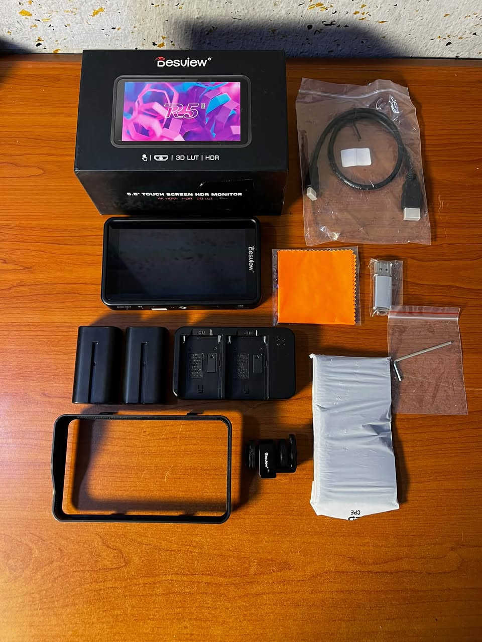 Bestview R5II هو شاشة العرض الخارجية المخصصة للمصورين (Camera Field Monitor) من شركة Desview/Bestview تتميز هذه الشاشة بحجم 5.5 بوصة وتدعم ميزة اللمس الكامل، وإليك المواصفات الفنية الكاملة للجهاز نوع اللوحة: IPS-Type LCD لألوان دقيقة وزوايا رؤية واسعة.الدقة الأصلية: Full HD 1920 × 1080 بكسل بكثافة بكسلات تصل إلى 401 PPI.درجة السطوع: 800 nits (شديدة السطوع، مناسبة للتصوير الخارجي تحت أشعة الشمس).نسبة التباين: 1000:1.زاوية الرؤية: 178 درجة أفقياً وعمودياً.نسبة العرض: 16:9.دعم HDR: تدعم أوضاع HLG و PQ لمدى ديناميكي أوسع وتفاصيل أدق.
جديد ممستخدم مع بطاريات 2 وشاحنه السعر والتفاصيل👈https://t.me/B1B2B3_K
