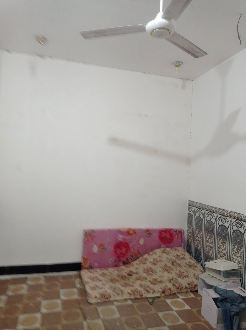 للبيع بيت في حي عبد العباس قرب المستشفى الرميثه غرفتين نوم وصاله ومطبخ واستقبال وحمام داخلي وحمام خارجي البيت كل جاهز للسكن سعر البيع 55مليون هو والاثاث للستفسار اتصل على الرقم ***********
