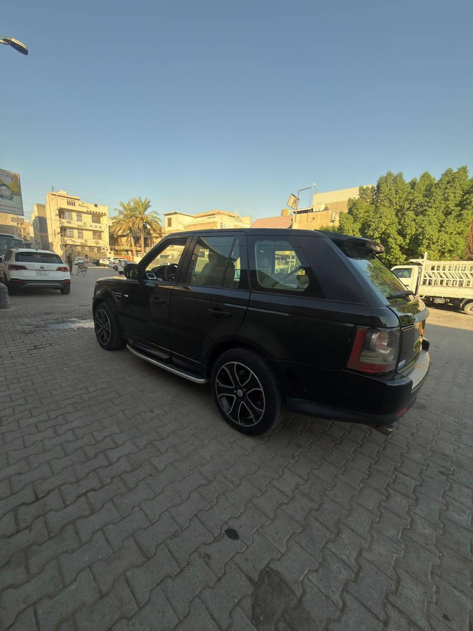 السلام عليكم رانج روفر موديل 2010 للبيع محرك وكير لكزز رقم اربيل السعر 85 ورقة وبيها مجال ورقتين حك الجية للتفاصيل اتصل على رقم ***********
