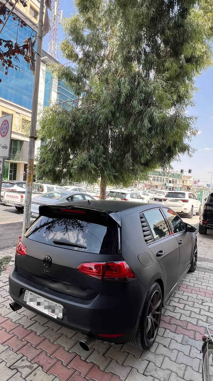 گۆلف 2016 TSI
مەکینە ١٨ ی تۆربۆ کەپس
٥ پارچە و ٤ جێی بچوکی تەحدیلە 
رەشی مات کراوە و پانۆرامایە
 سیستەم صەوتی لەسەرە
رەقەم و سەنەوی نوێیە 
گێر و مەکینە و تەبرید بەشەرت 
نمونە لە جوانی ٤ تایەی نوێی لەسەرە 
ویلی گۆڵد کراوە 
نزیک 800 هەزار غەرامەی لەسەرە
نرخ $100 و ماجالێکی کەمی برایانە
ئەیگۆرمەوەش لەسەر دڵگرتن 
موشتەری نیت تێل مەکە 
ژم : *********** أربيل, العراق
